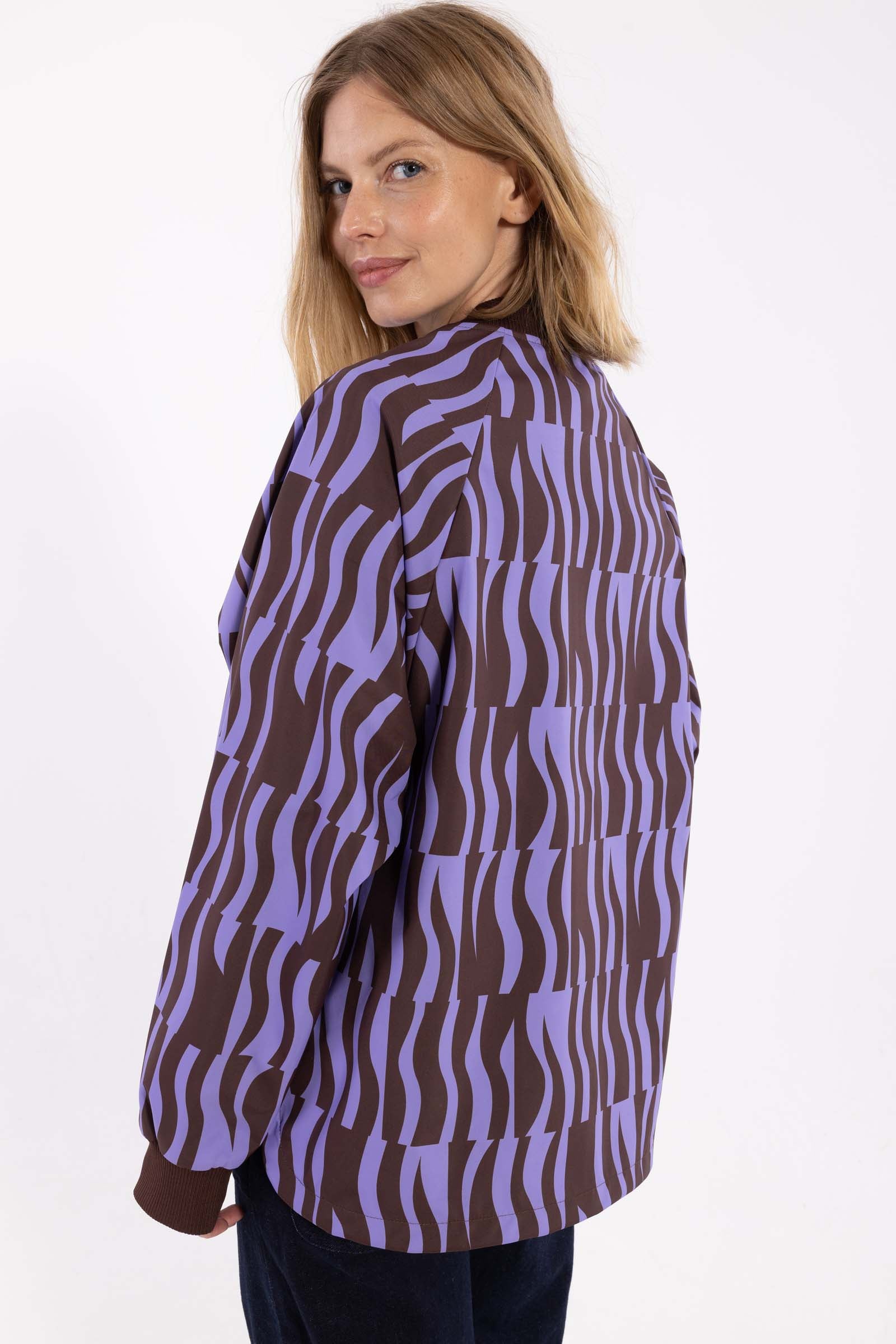 Fin kort jakke i lilla og vinrødt mønster til kvinder