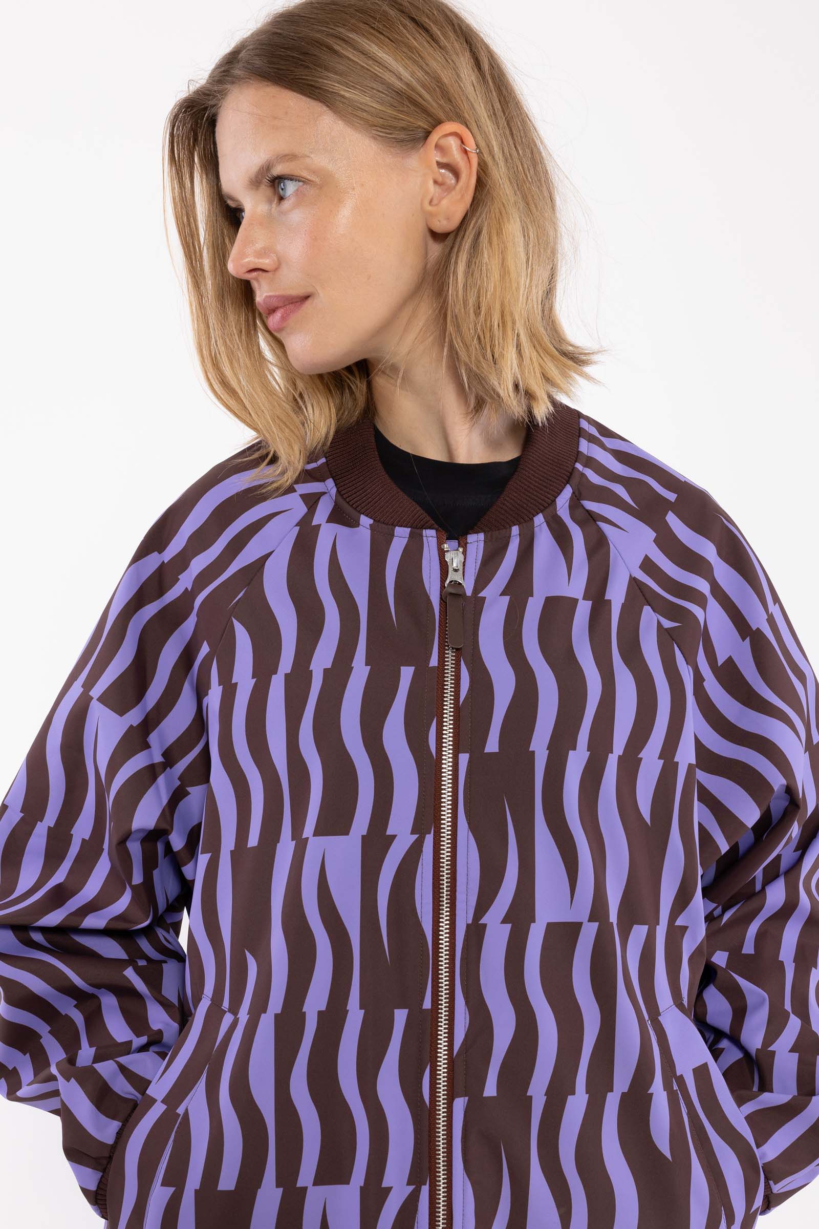 Fin kort jakke i lilla og vinrødt mønster til kvinder