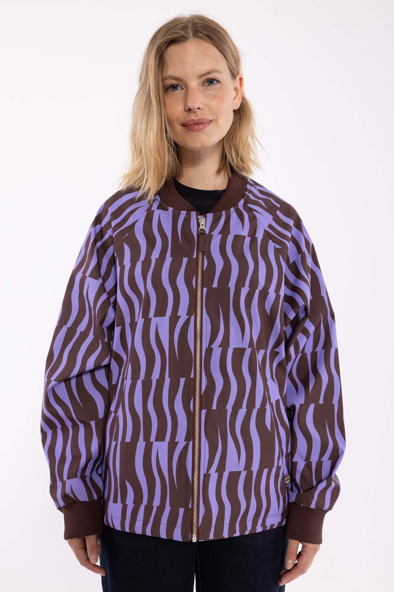 Fin kort jakke i lilla og vinrødt mønster til kvinder