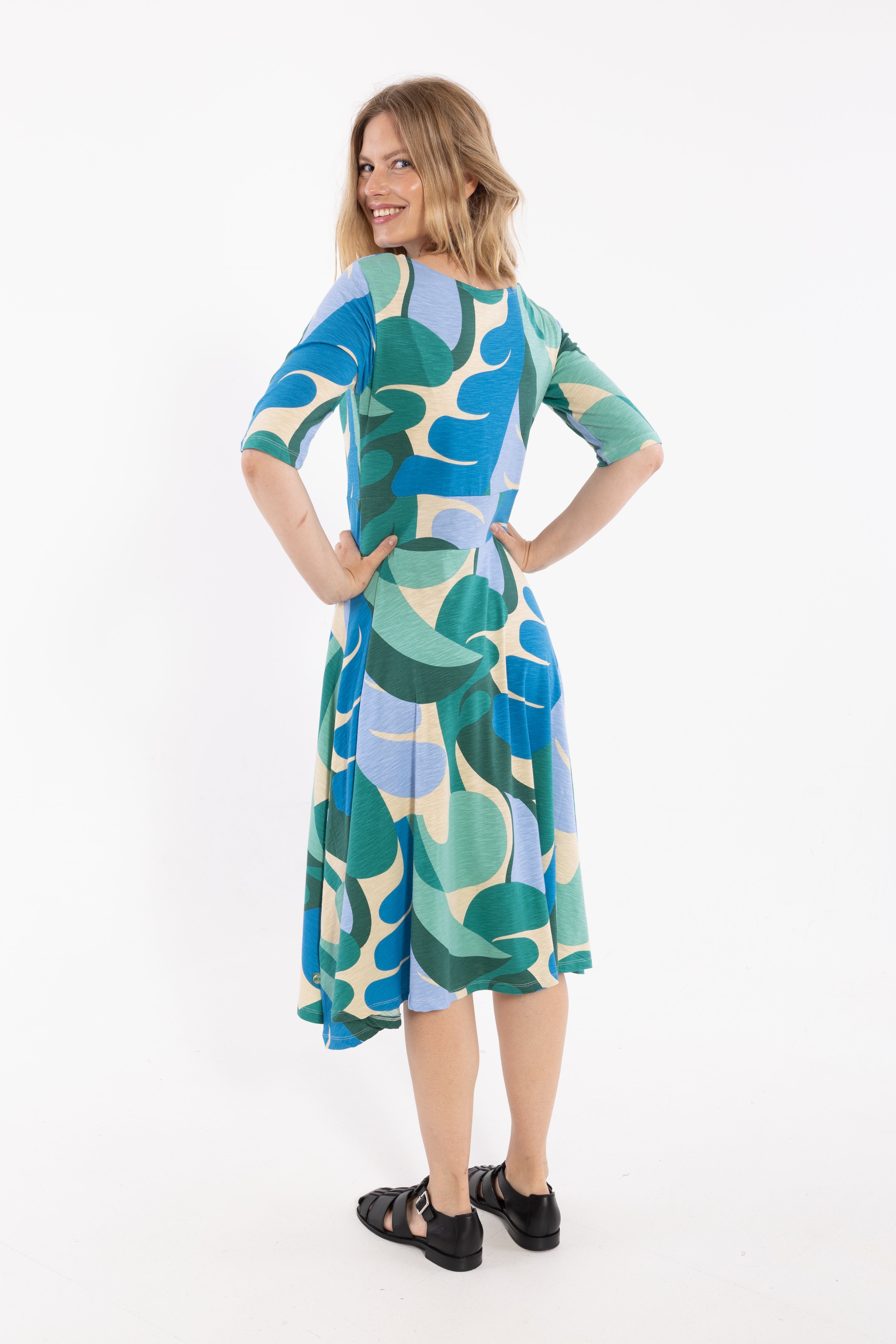 Fin kjole med mønster i beige, blå og grønne nuancer til kvinder