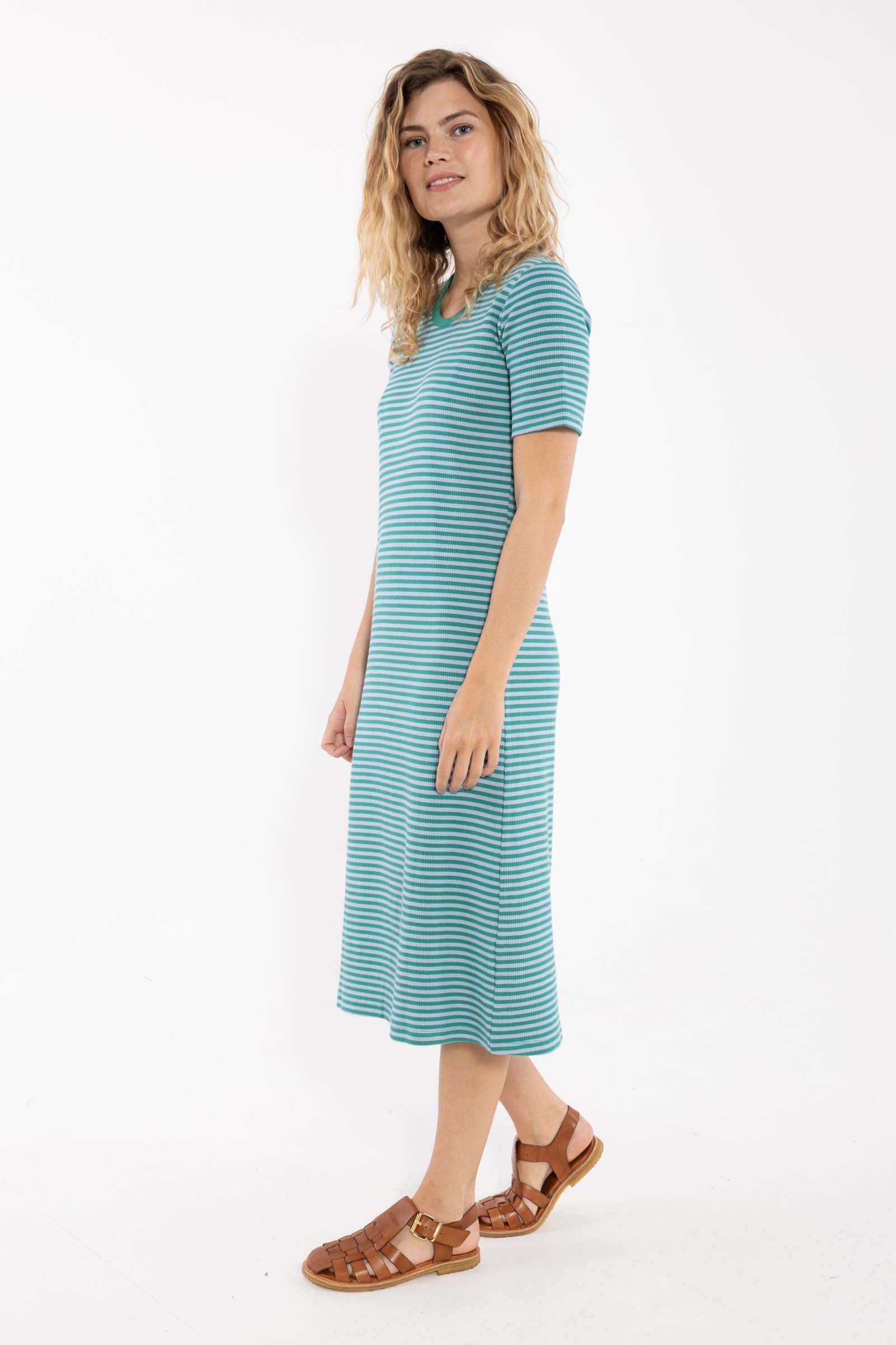 Fin kjole i bomuld og viskose med striber i blålige nuancer til kvinder