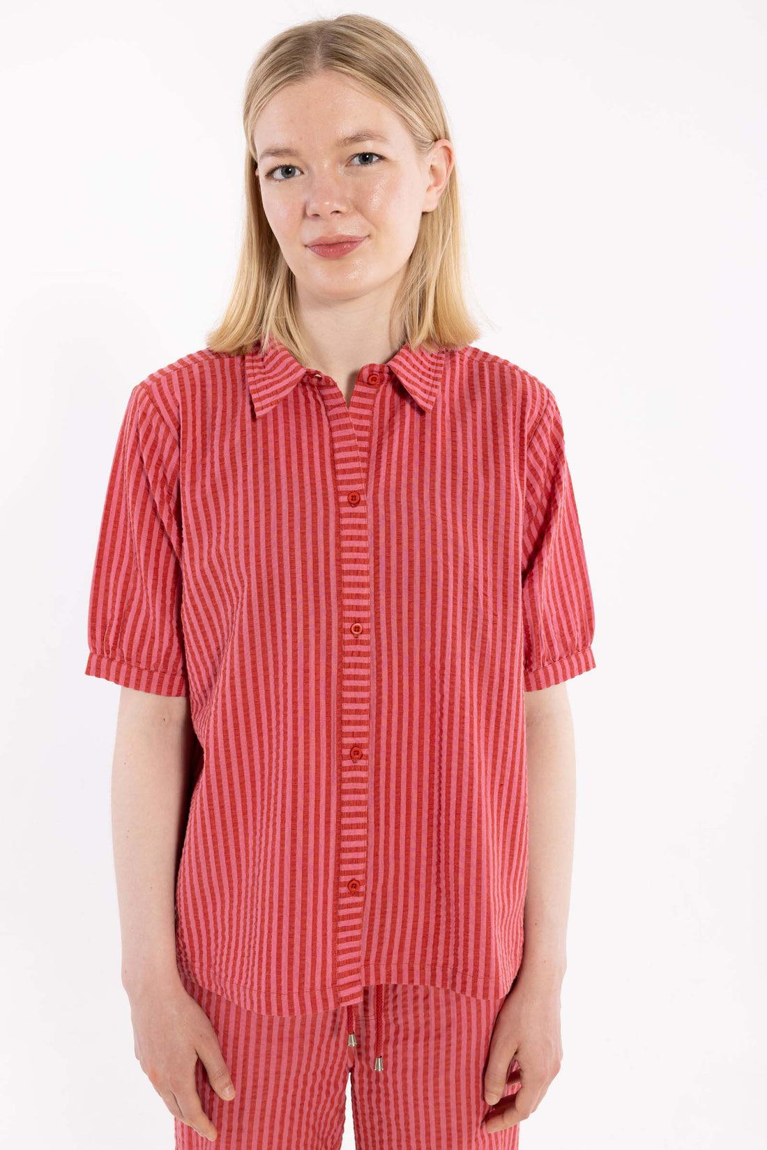 Sød kortærmet bæk og bølge skjorte med røde og lyserøde striber til kvinder