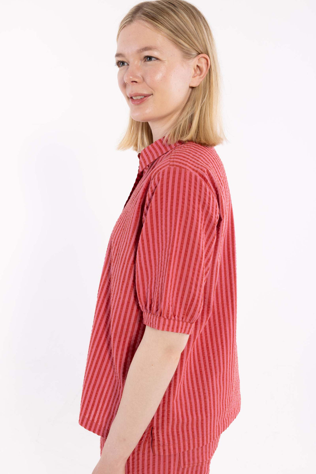 Sød kortærmet bæk og bølge skjorte med røde og lyserøde striber til kvinder