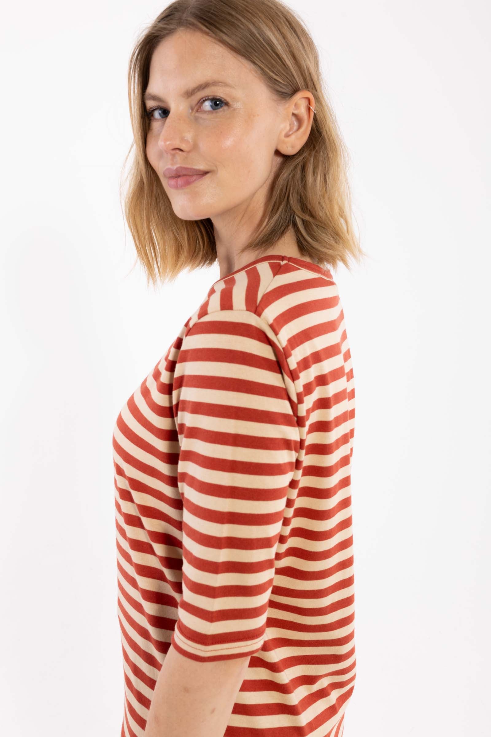 Lækker t-shirt med striber i brændt rød og varm sandfarve til kvinder
