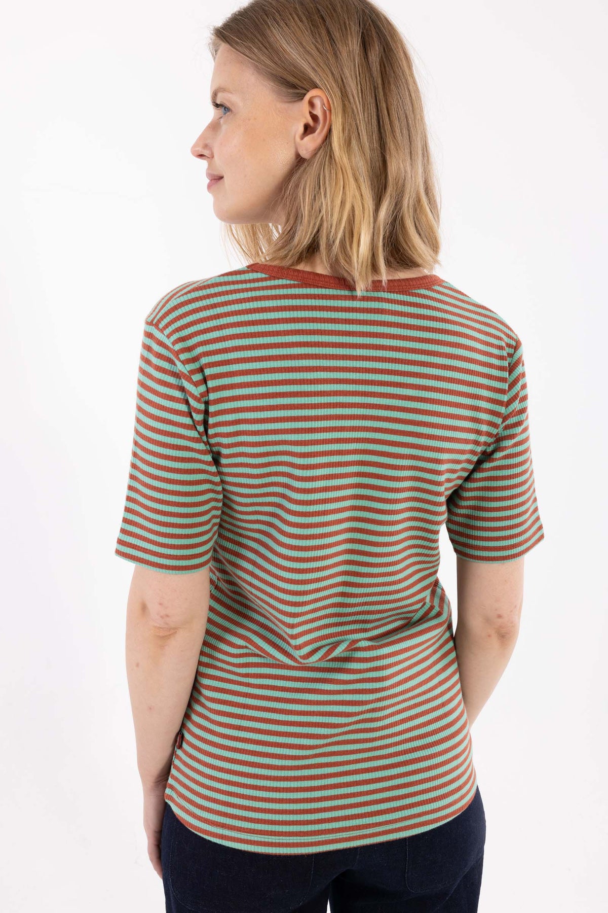 Stribet t-shirt i brændt rød og mintgrøn til kvinder