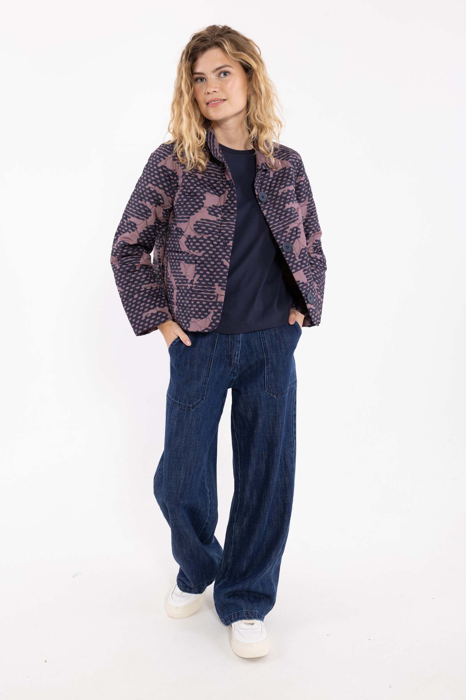 Flot quiltet termoblazer med fint mønster til kvinder