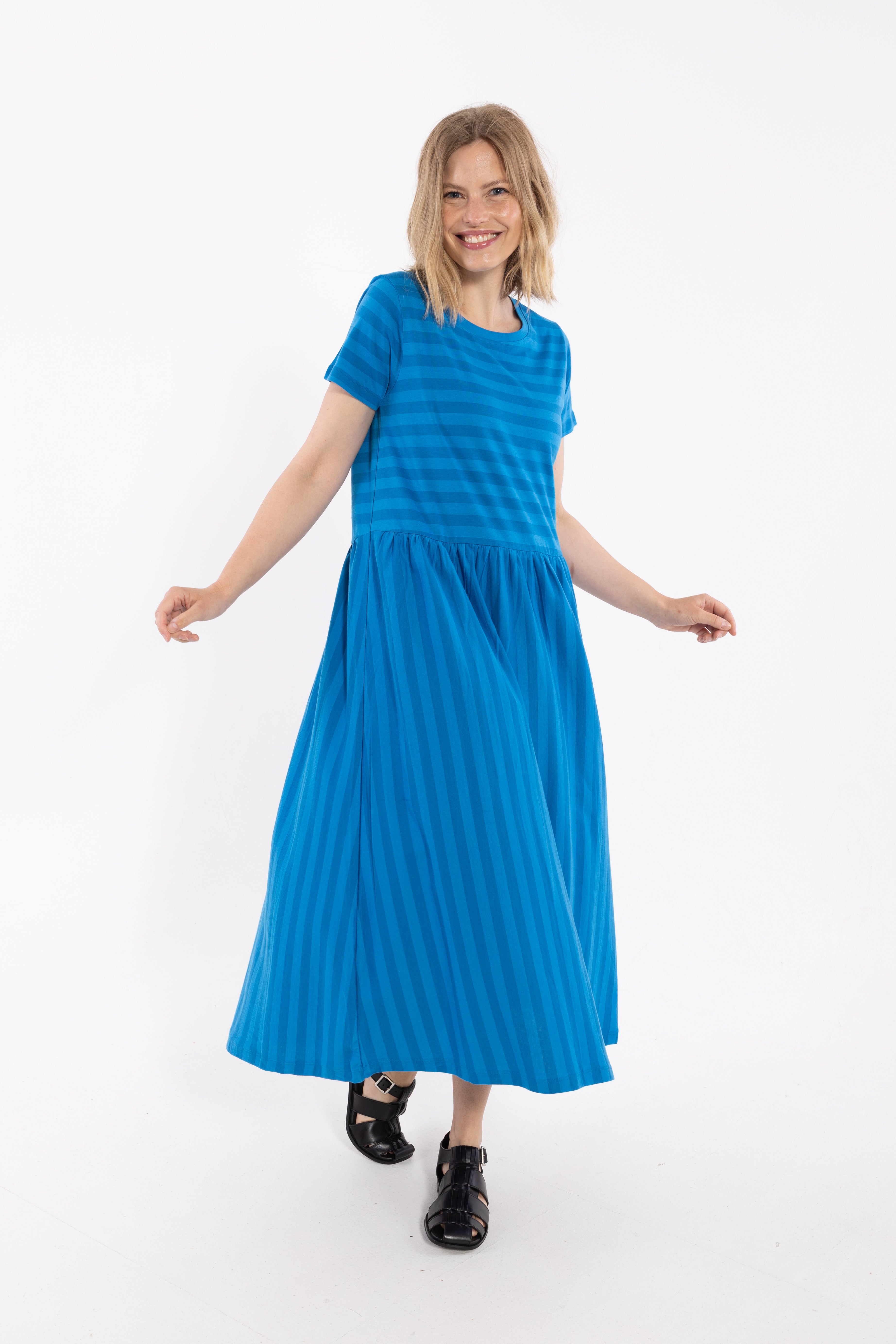 Fin kjole med striber, korte ærmer og skørt med vidde til kvinder