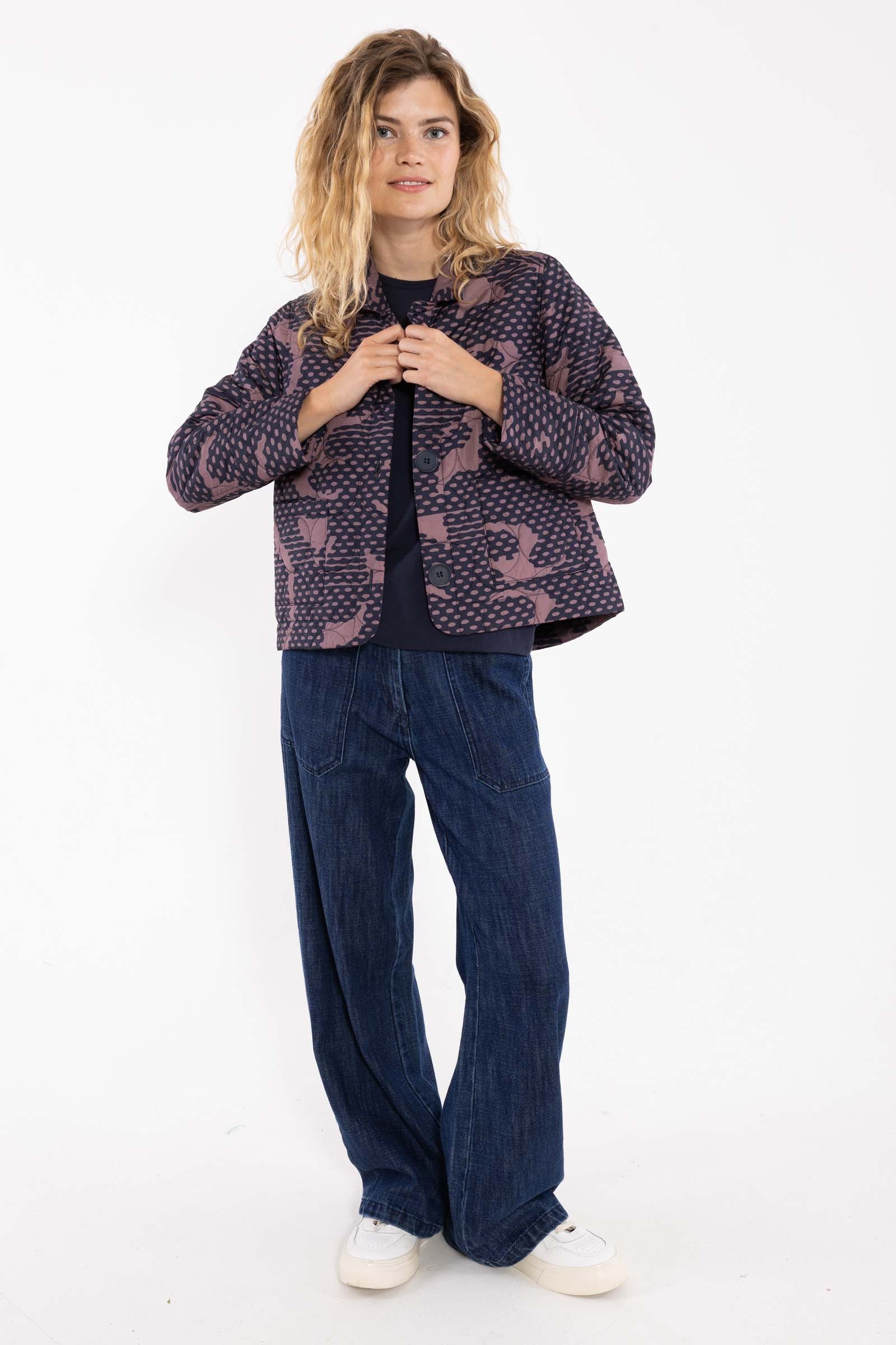 Flot quiltet termoblazer med fint mønster til kvinder