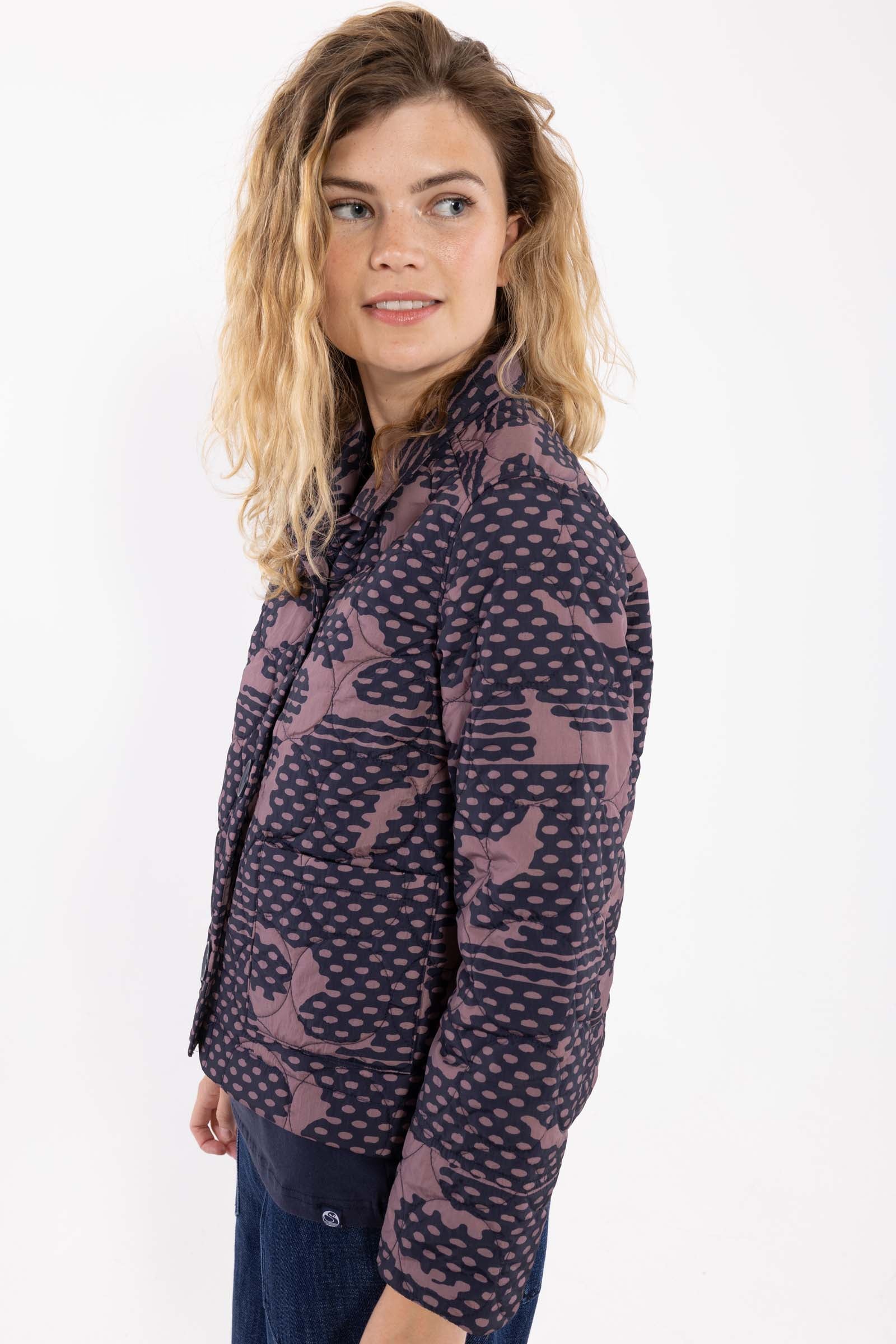 Flot quiltet termoblazer med fint mønster til kvinder