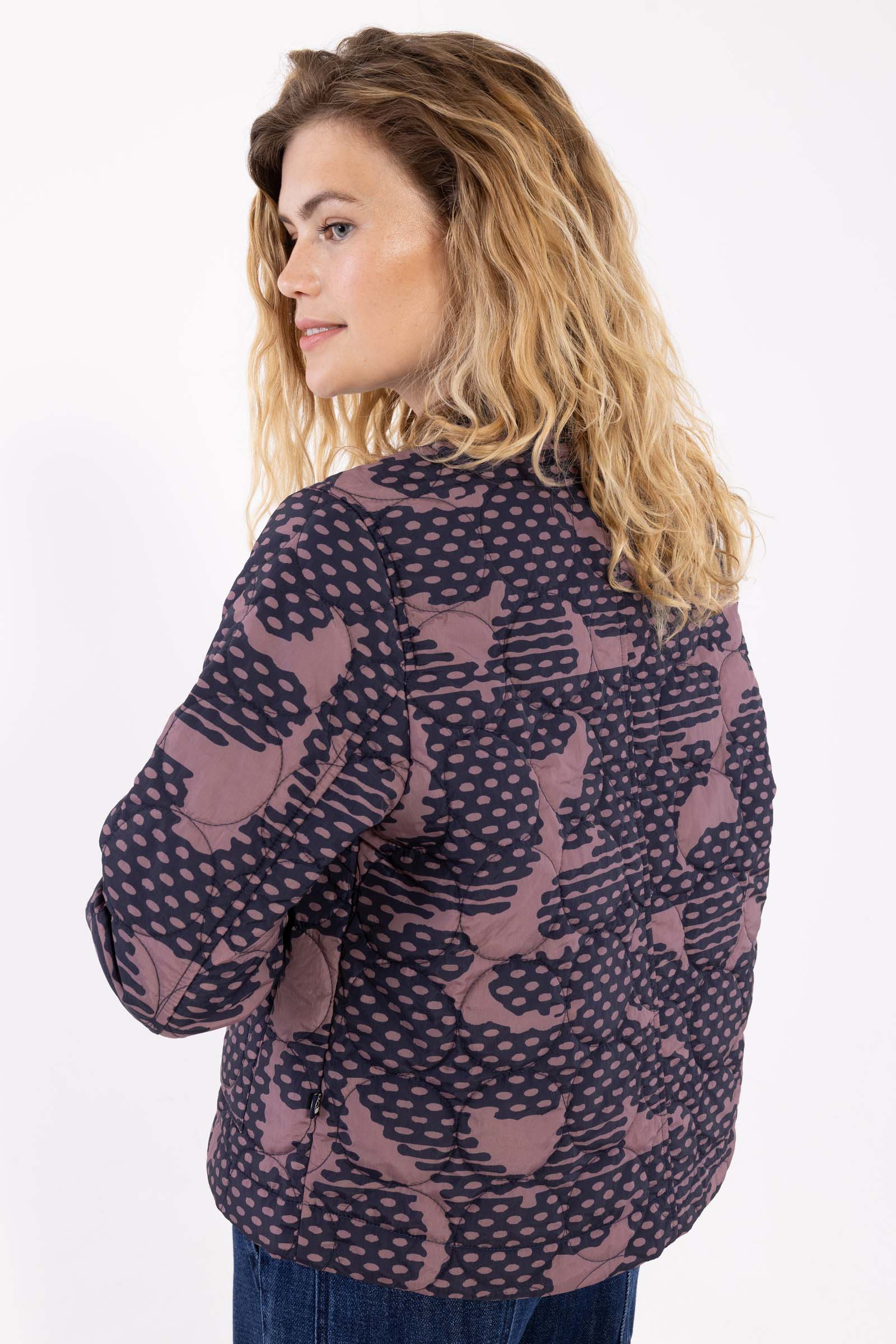 Flot quiltet termoblazer med fint mønster til kvinder