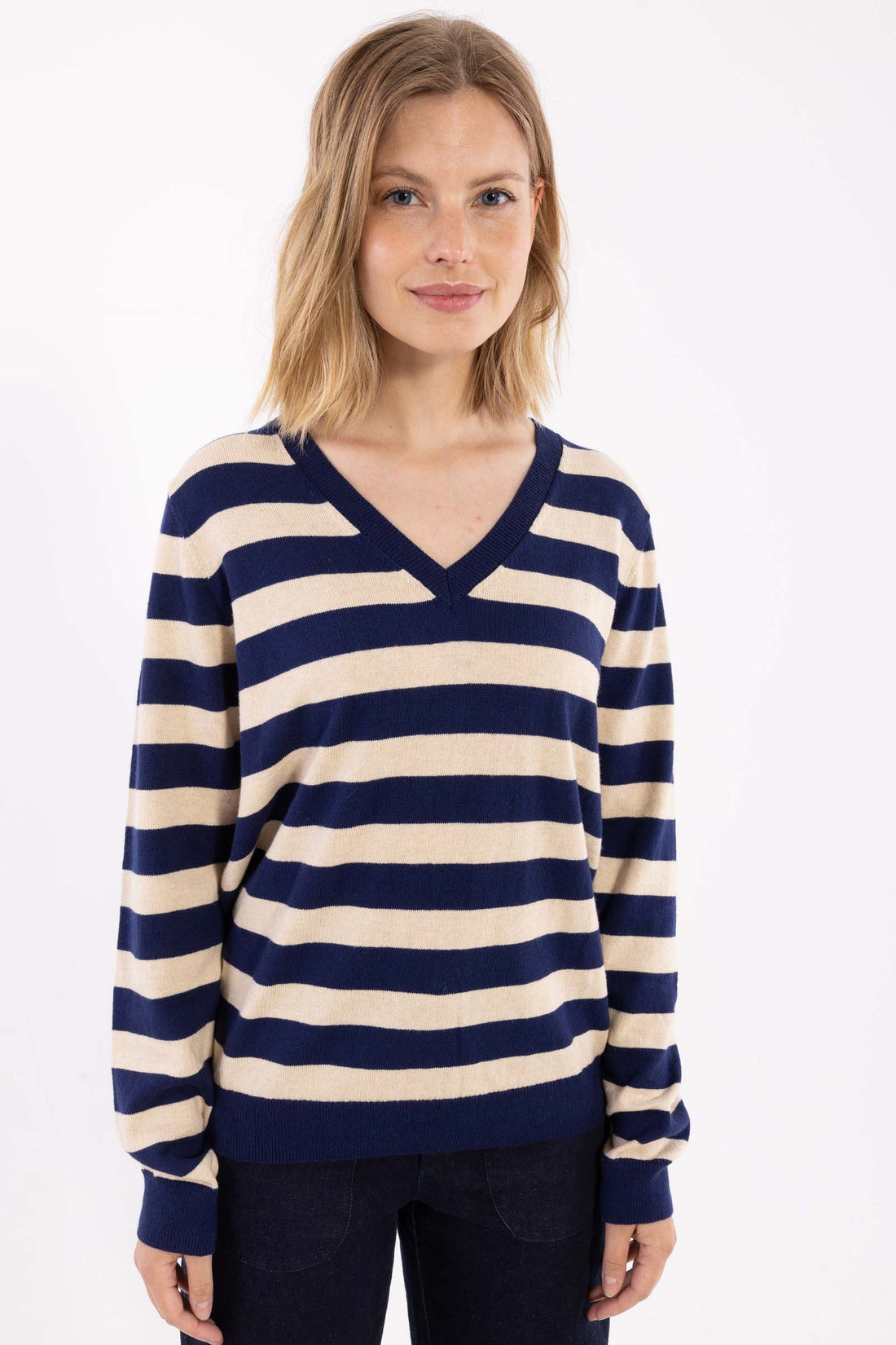 Smart sweater med blå og lyse striber og v-hals til kvinder fra Danefæ