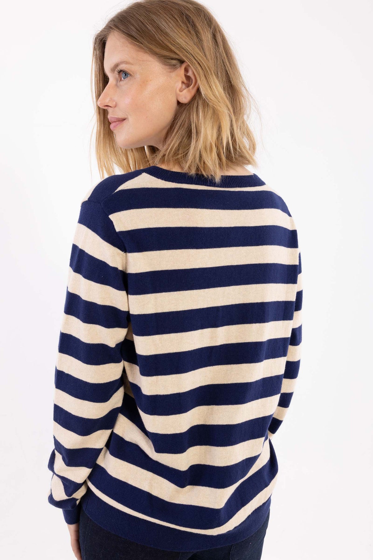 Smart sweater med blå og lyse striber og v-hals til kvinder fra Danefæ