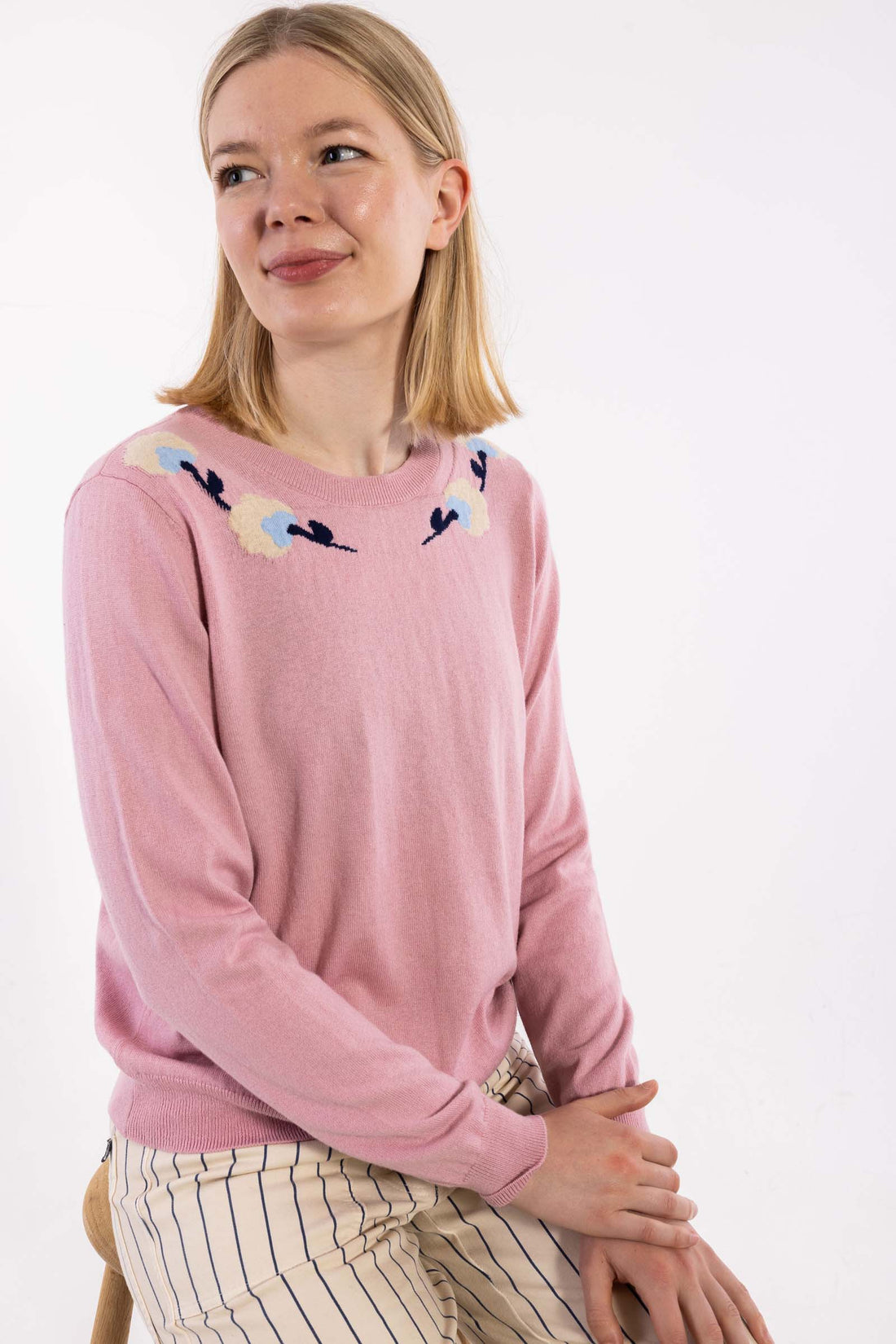 Fin gammelrosa sweater i uldmix og med sødt blomstermønster til kvinder