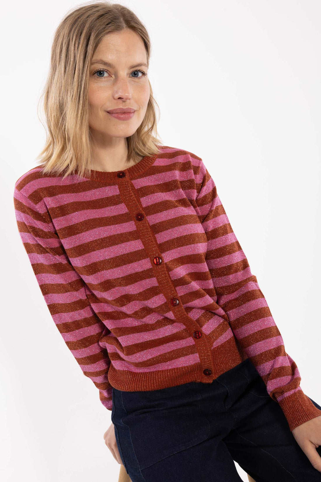 Sød cardigan med glitter og røde og lyserøde striber til kvinder