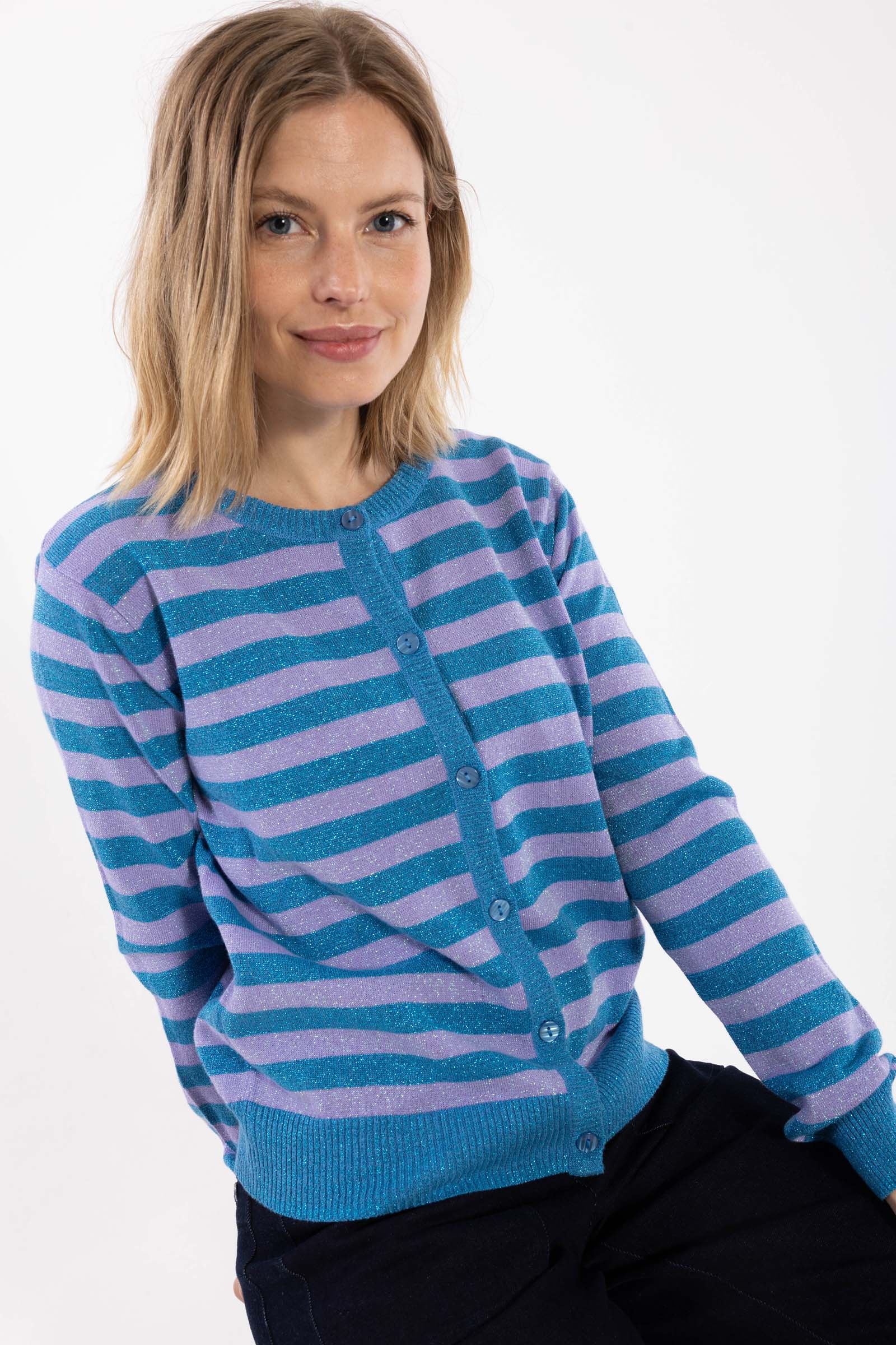 Sød glittercardigan med lyslilla og blå striber til kvinder