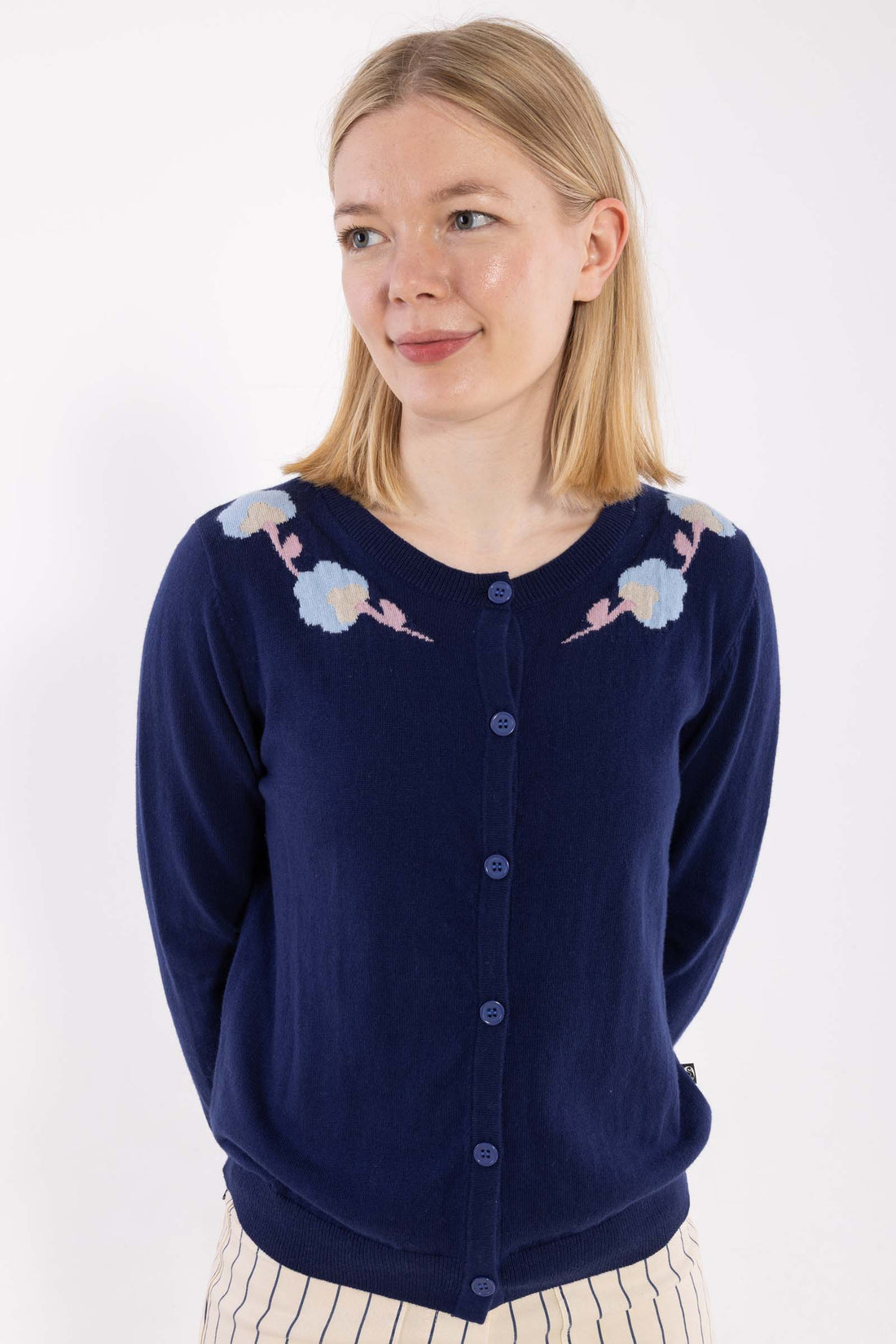 Lækker mørkeblå cardigan med fint blomstermønster til kvinder