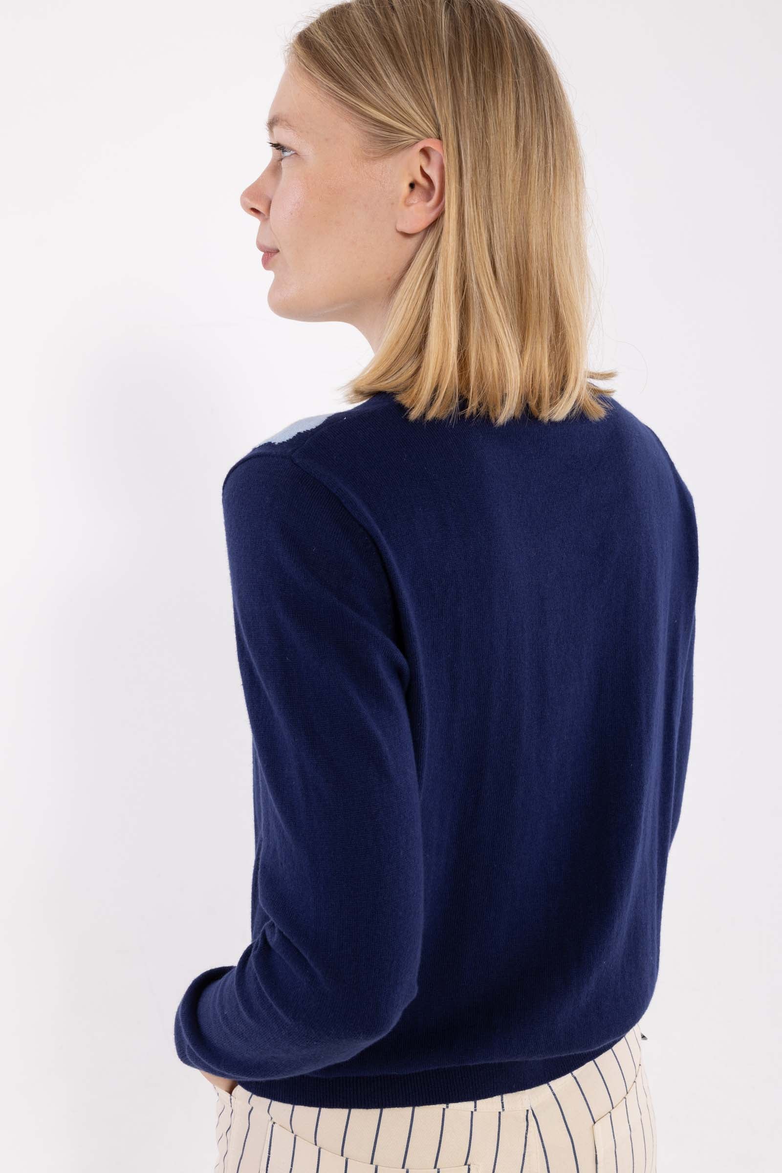 Lækker mørkeblå cardigan med fint blomstermønster til kvinder