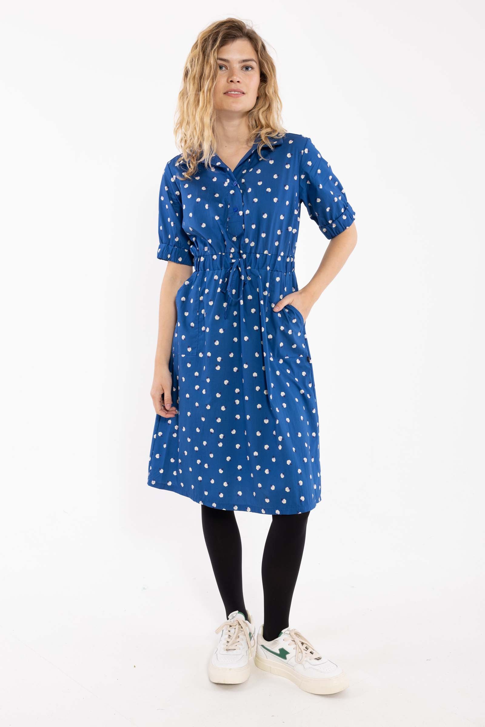 Fin skjortekjole i mørkeblå med blomsterinspireret mønster til kvinder