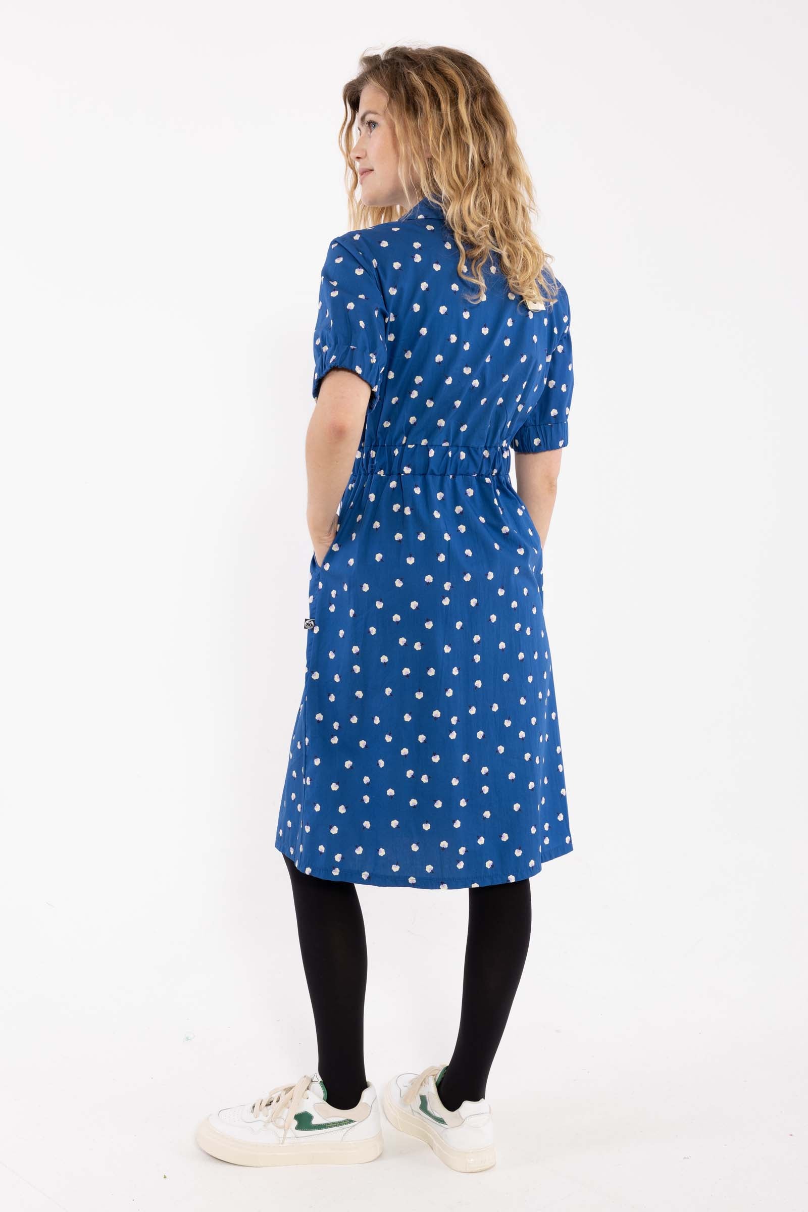 Fin skjortekjole i mørkeblå med blomsterinspireret mønster til kvinder