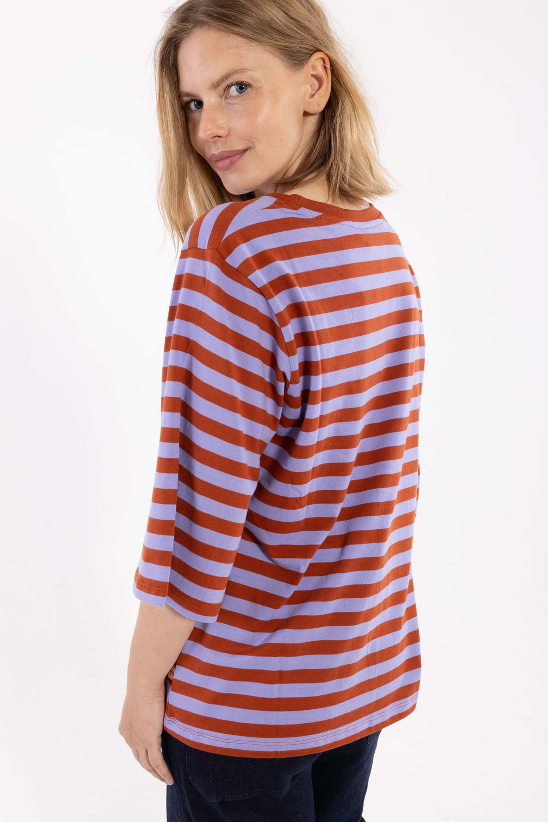 Fin t-shirt med striber i lyslilla og brændt rød, rund hals og lidt længere ærmer til kvinder