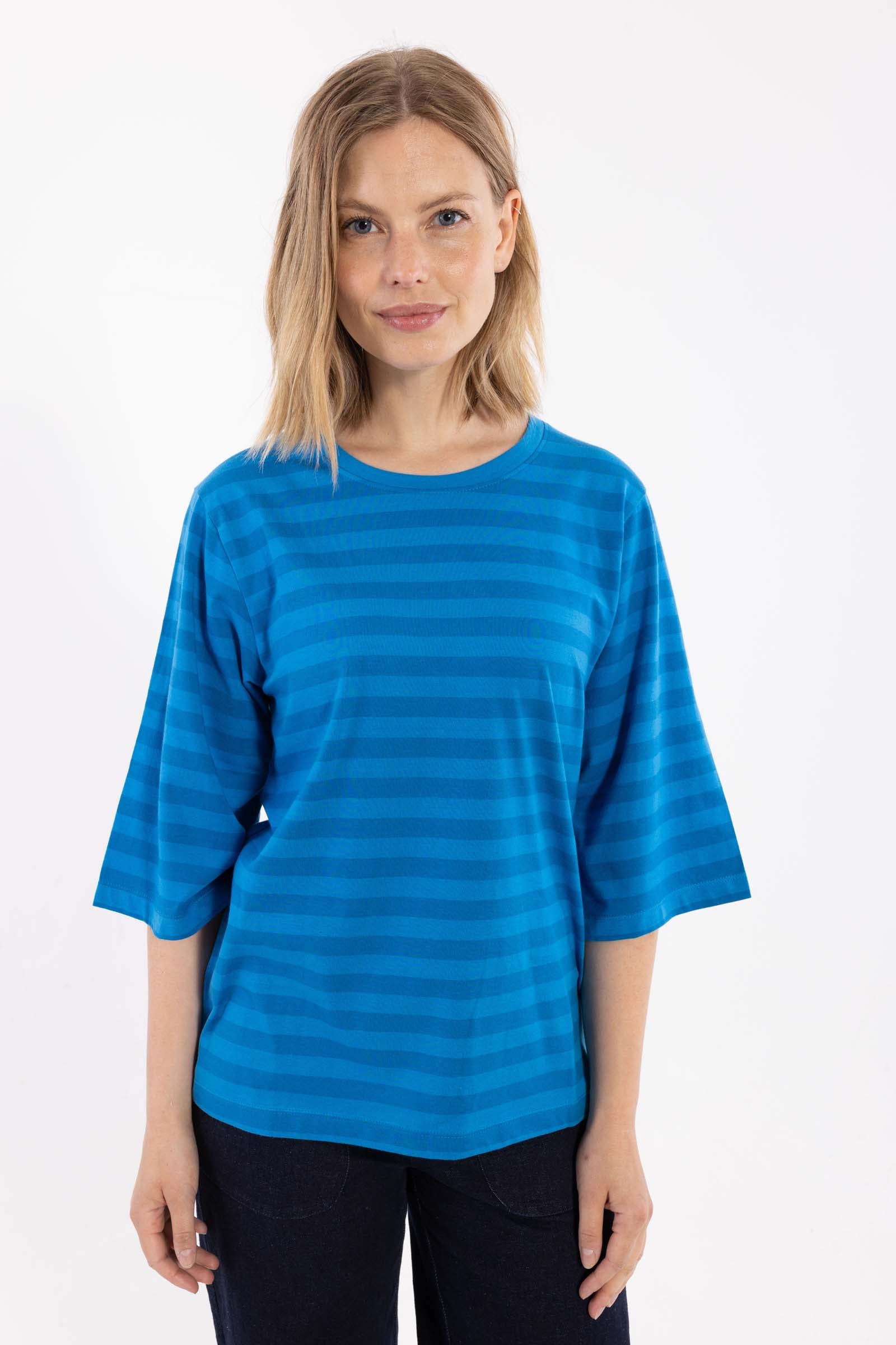 Fin t-shirt med blå striber, rund hals og lidt længere ærmer til kvinder
