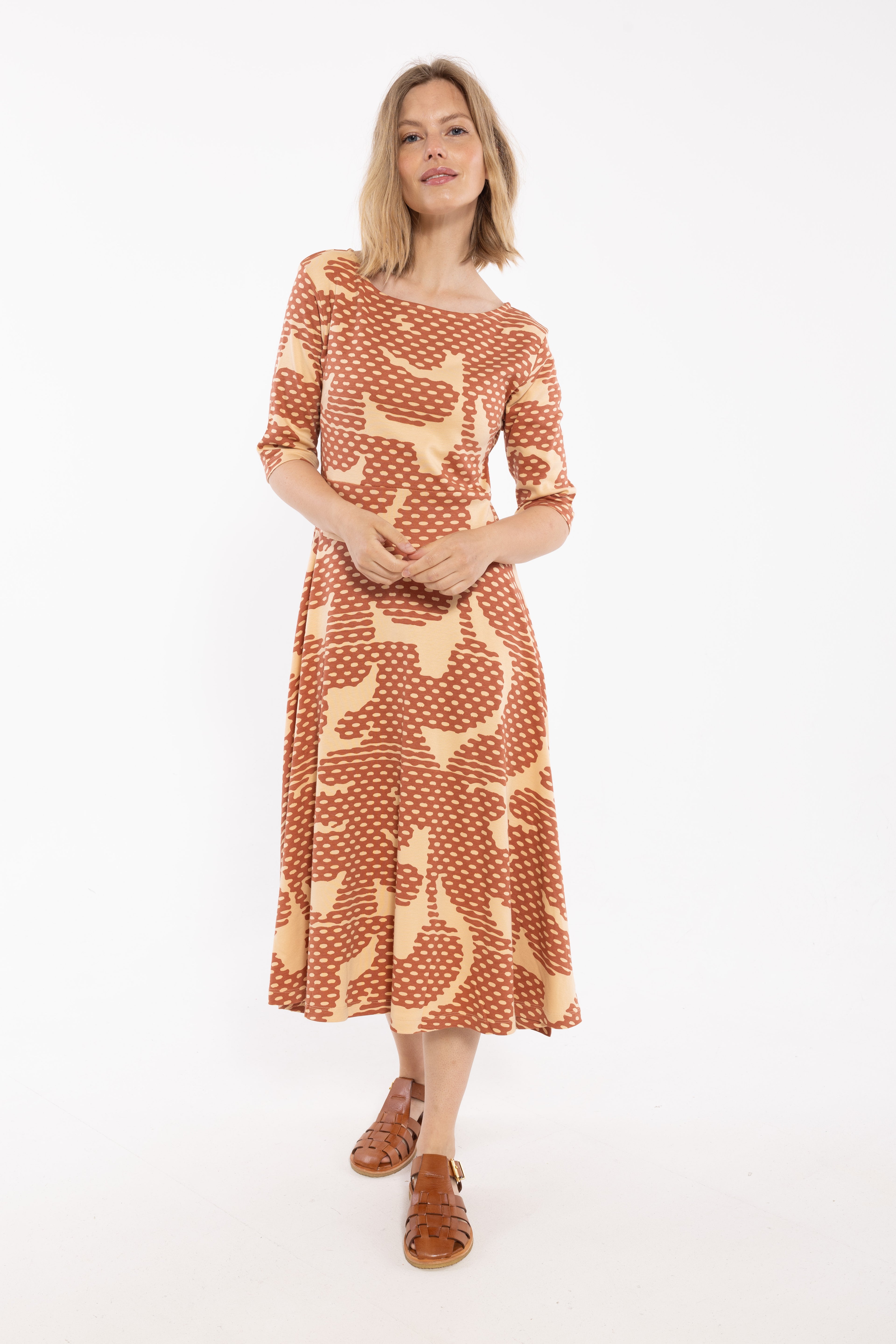 Fin mønstret kjole i orangebrun og varm sandfarve til kvinder