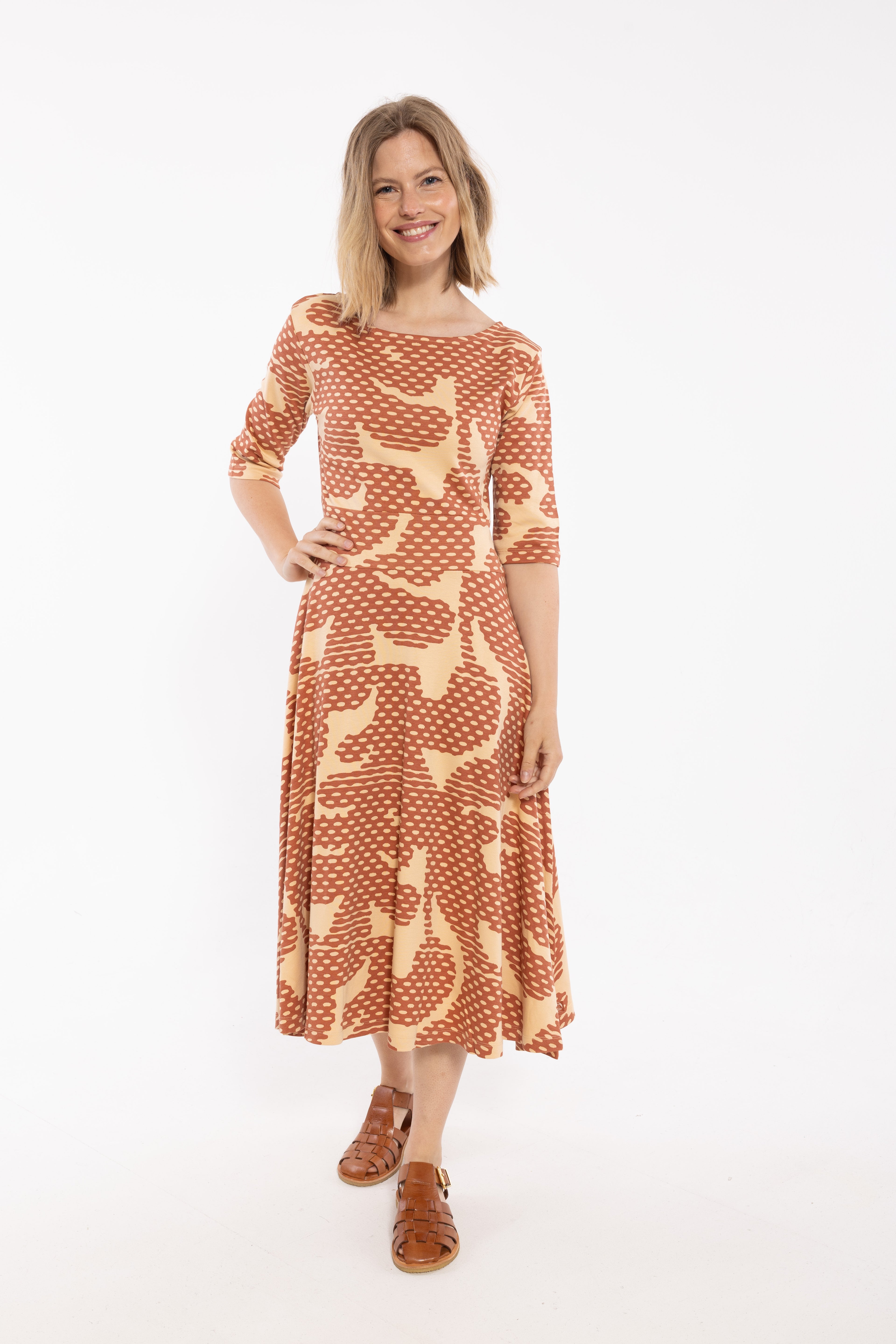 Fin mønstret kjole i orangebrun og varm sandfarve til kvinder