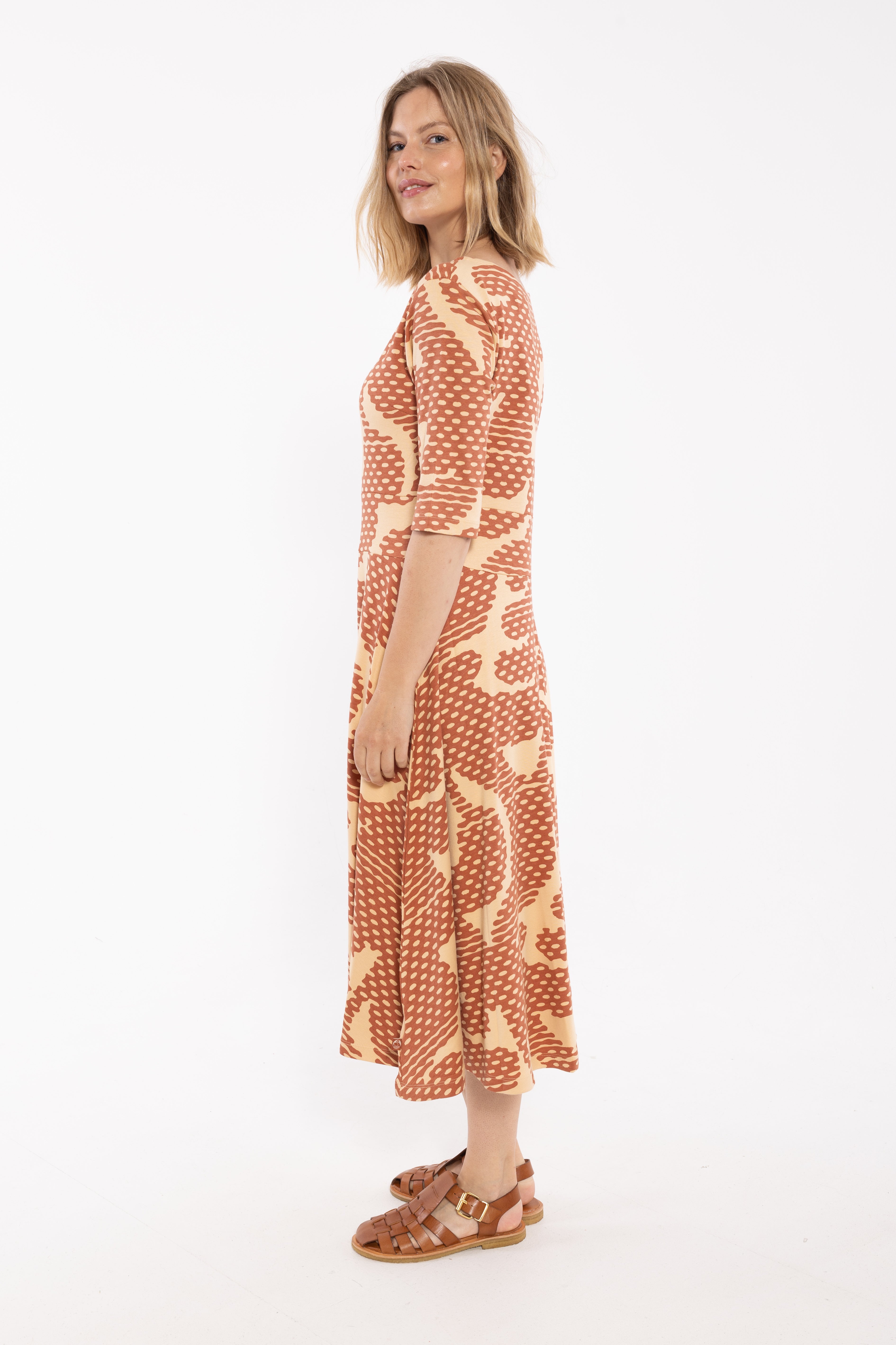 Fin mønstret kjole i orangebrun og varm sandfarve til kvinder