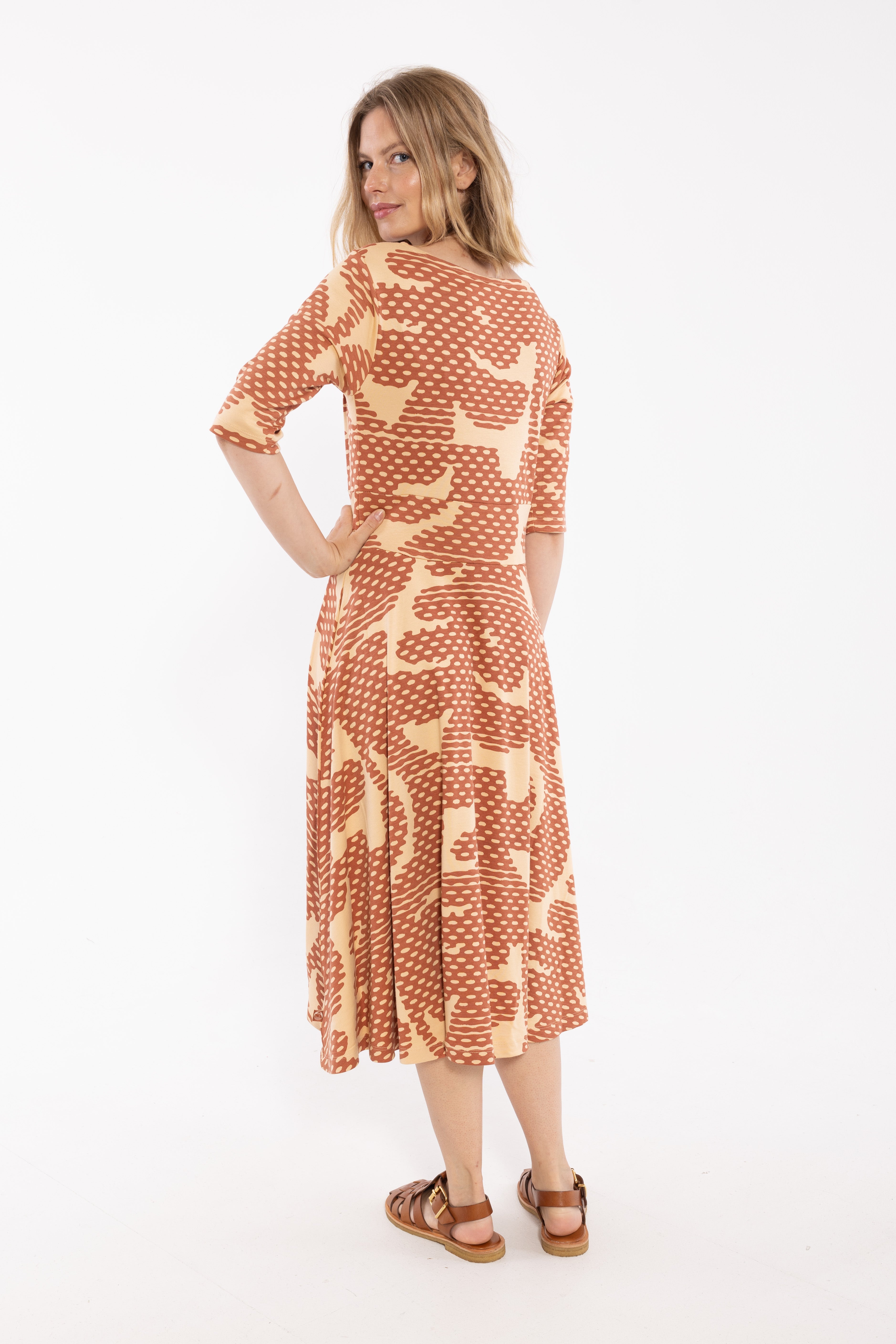 Fin mønstret kjole i orangebrun og varm sandfarve til kvinder
