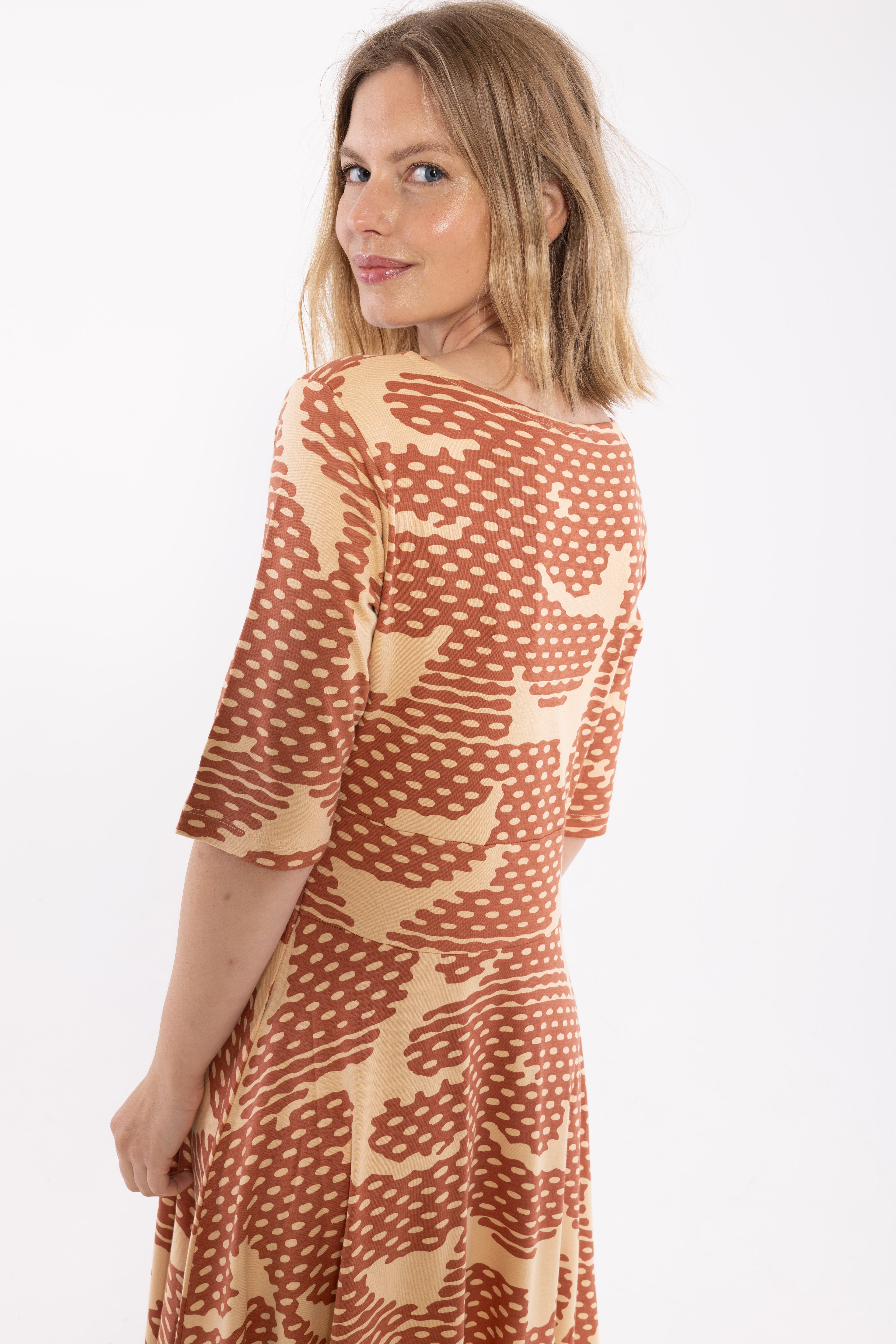 Fin mønstret kjole i orangebrun og varm sandfarve til kvinder