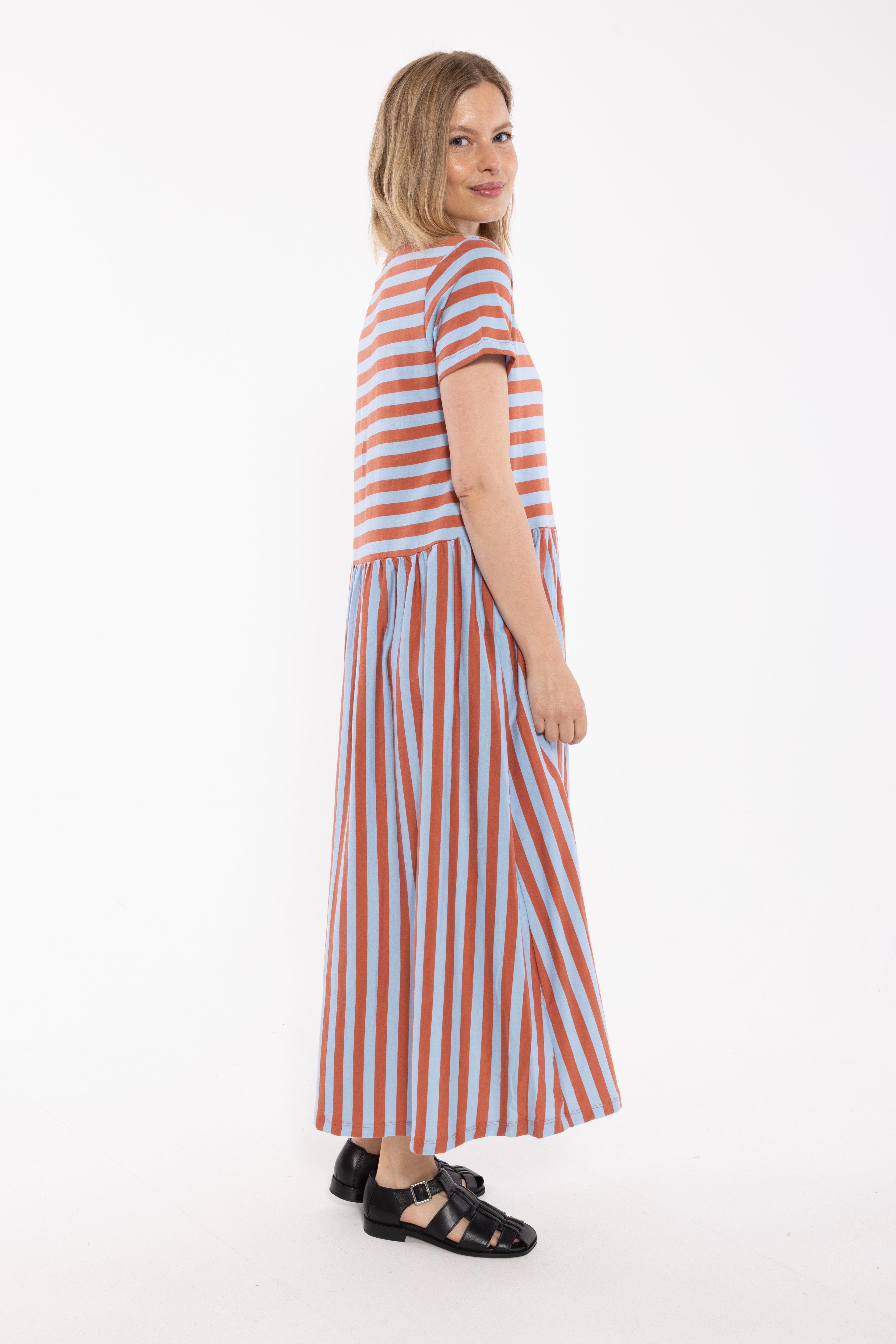 Fin kjole med striber, korte ærmer og skørt med vidde til kvinder