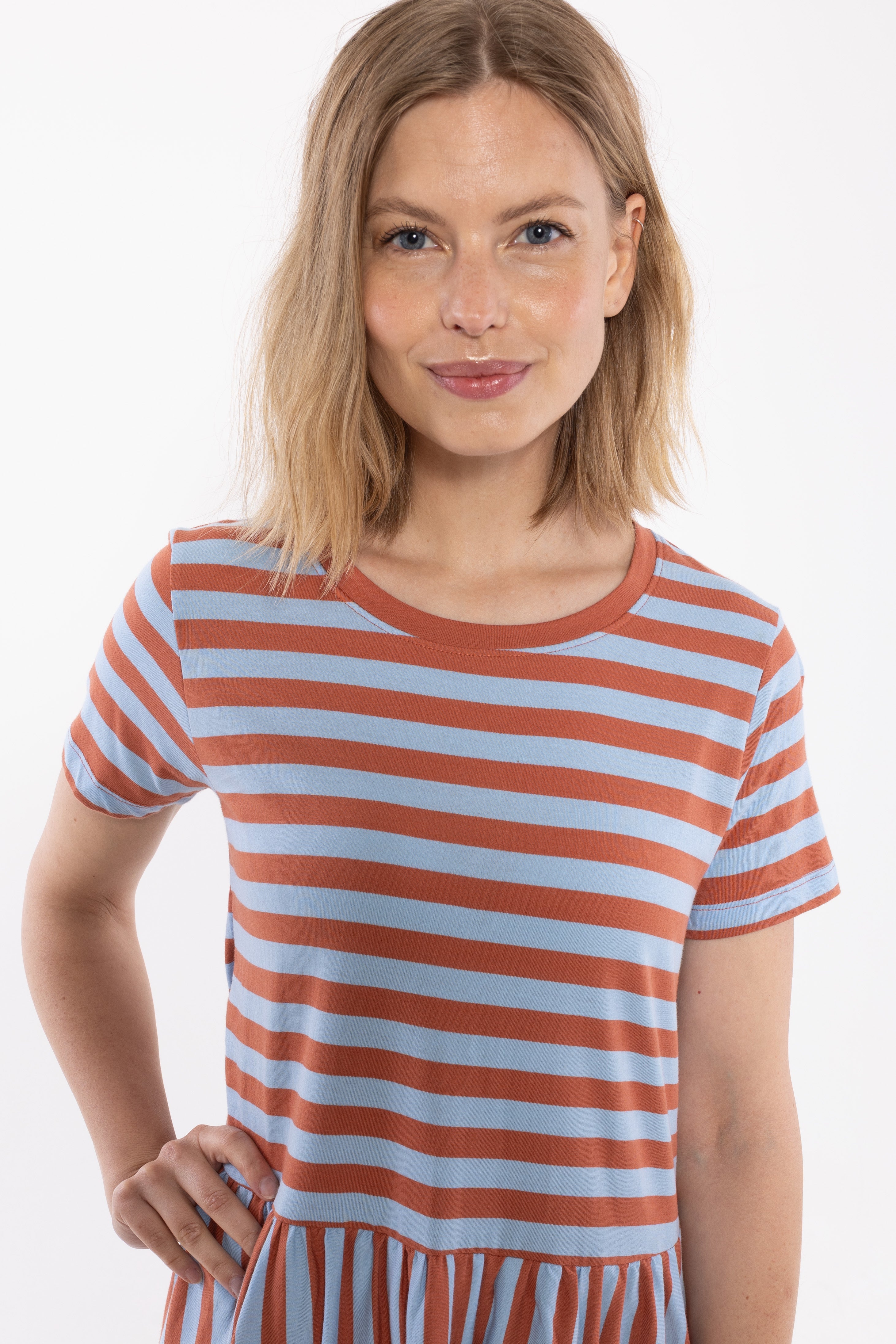 Fin kjole med striber, korte ærmer og skørt med vidde til kvinder