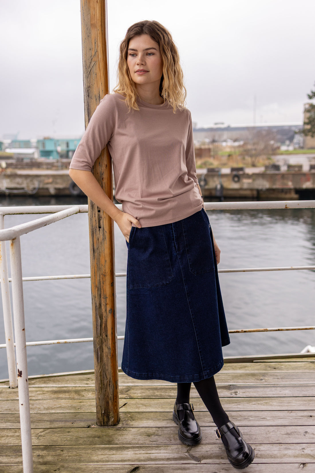 Klassisk nederdel i denim til kvinder