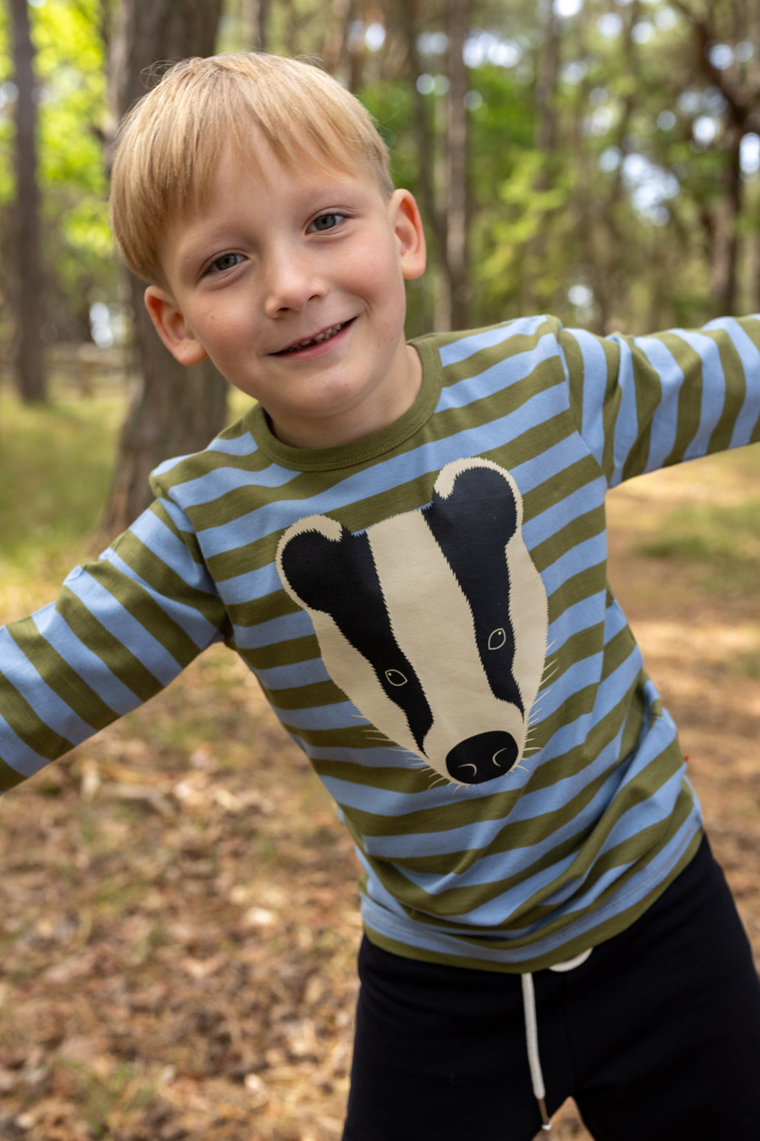 Lækker stribet bluse til børn med print af grævling