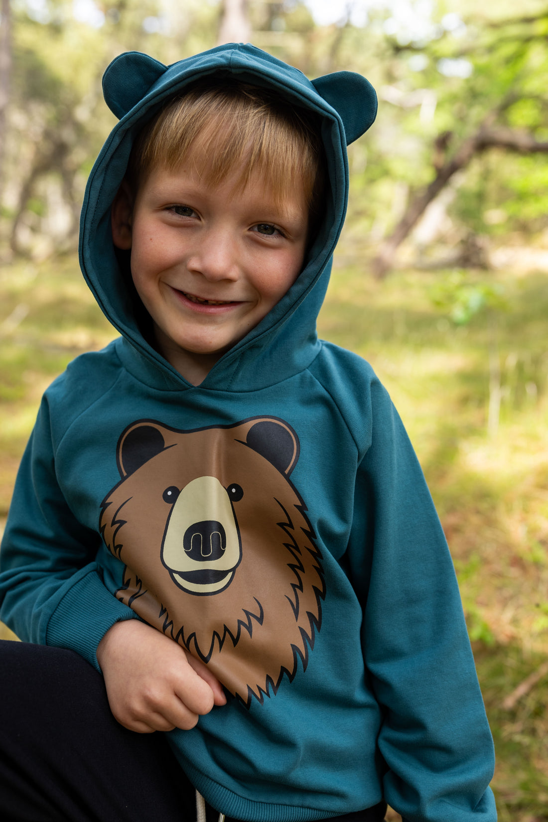 Skøn hættetrøje til børn med print af brun bjørn