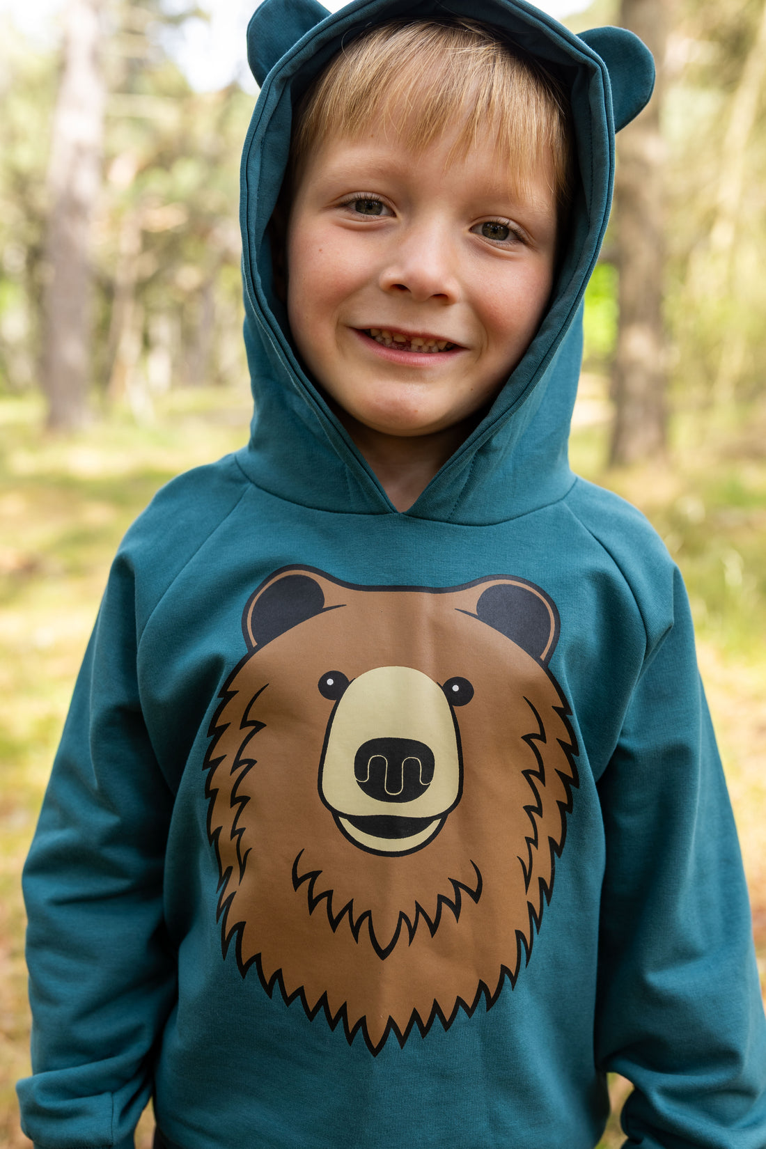 Skøn hættetrøje til børn med print af brun bjørn