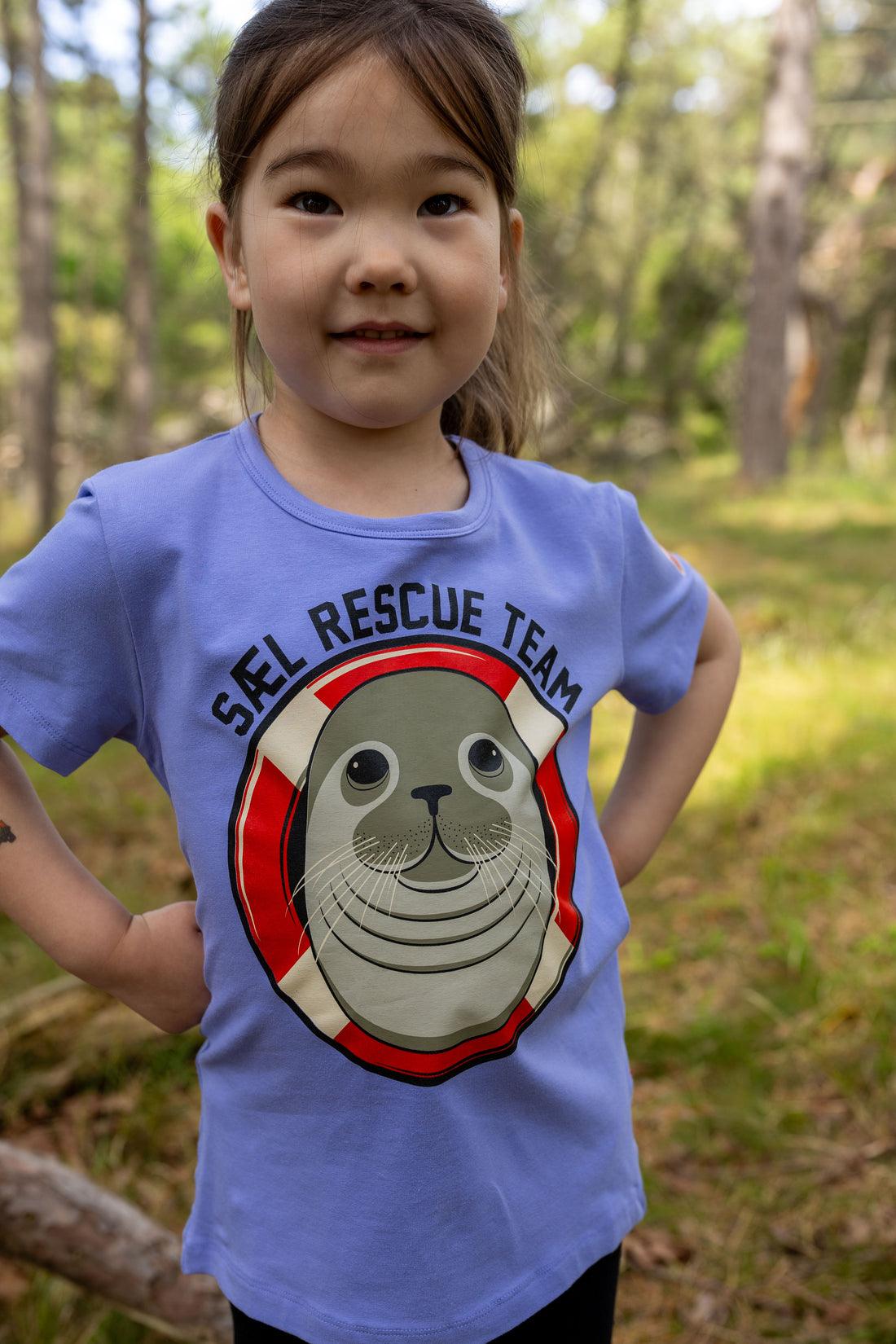 Sød kortærmet t-shirt til børn med print af grå sæl