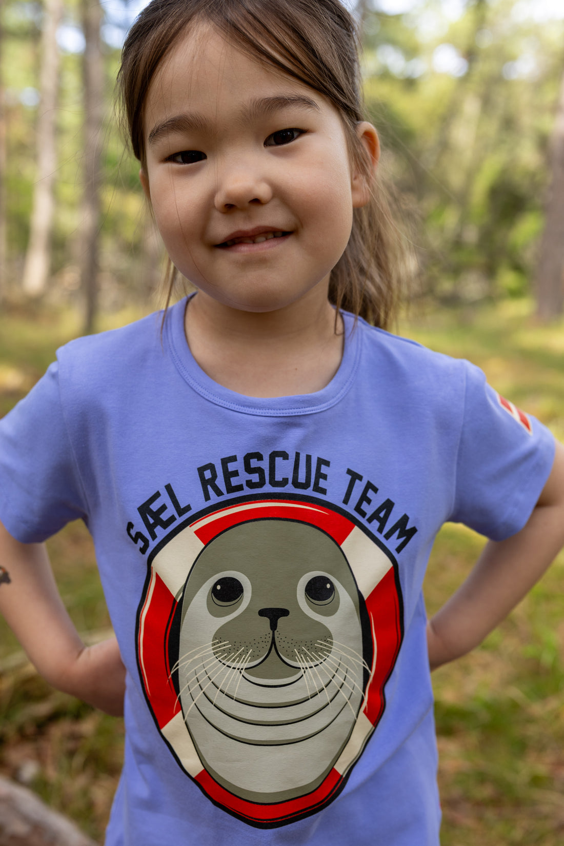 Sød kortærmet t-shirt til børn med print af grå sæl