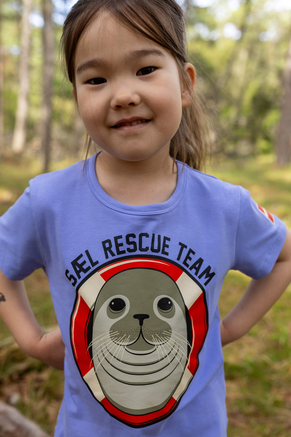 Sød kortærmet t-shirt til børn med print af grå sæl