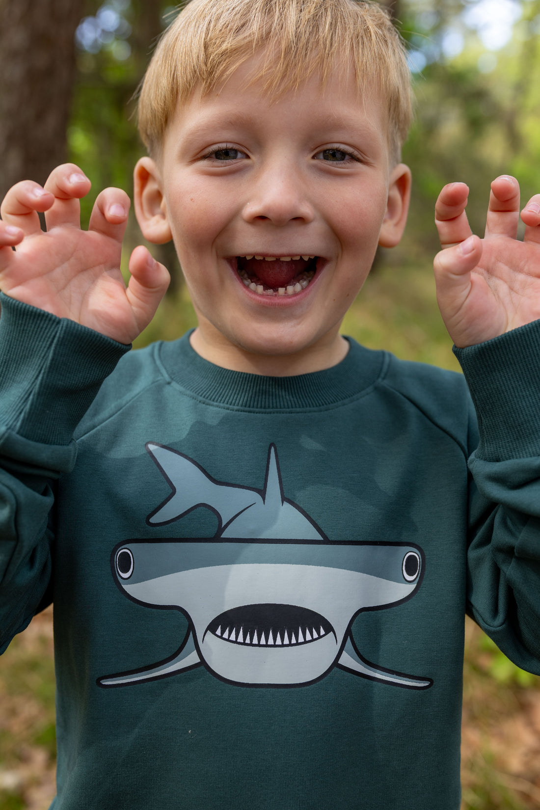 Skøn sweatshirt til børn med print af sej hammerhaj