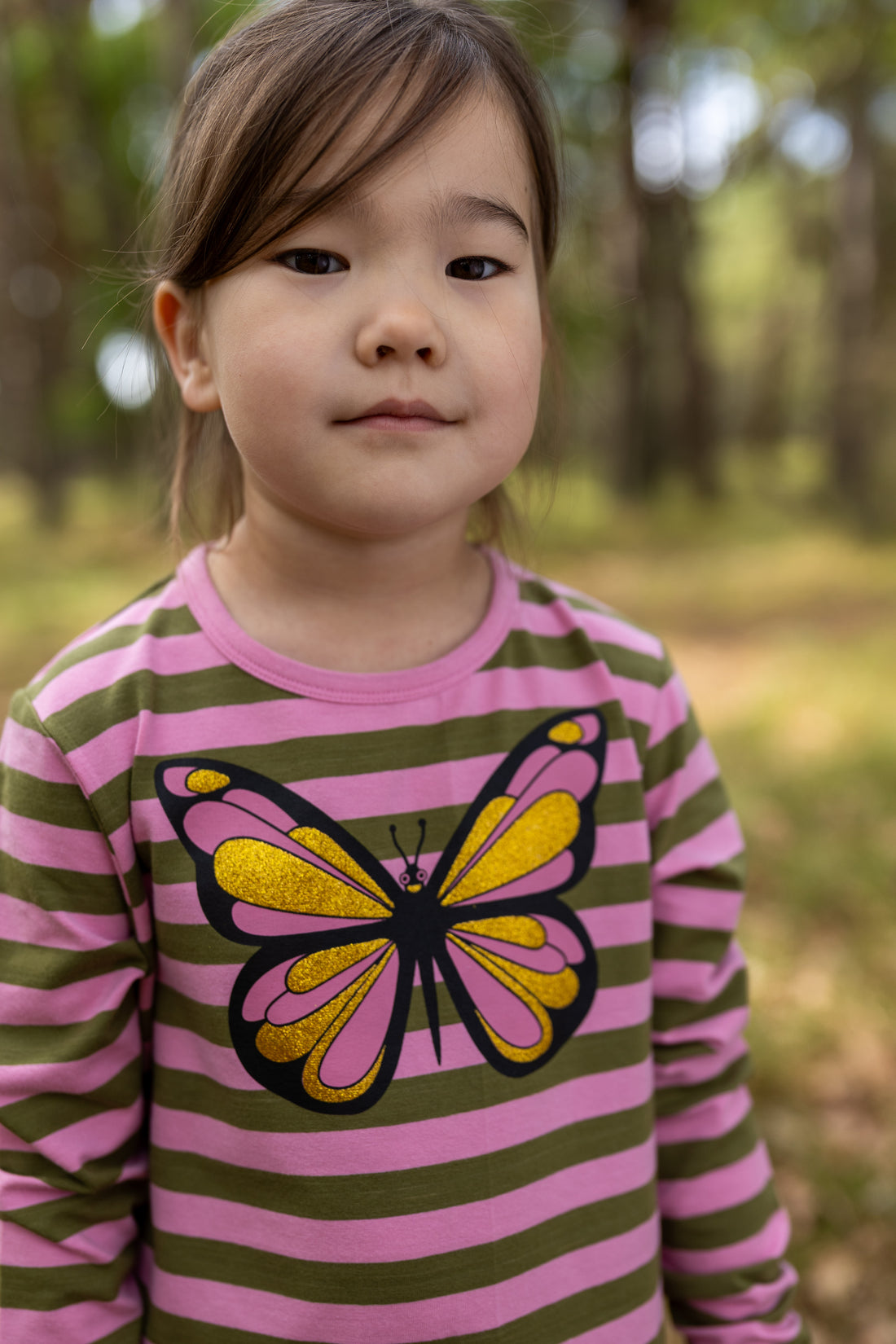 Lækker stribet bluse til børn med print af sommerfugl