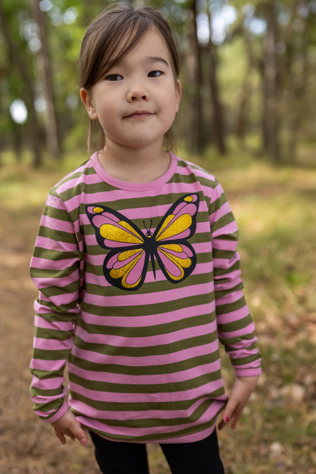 Lækker stribet bluse til børn med print af sommerfugl