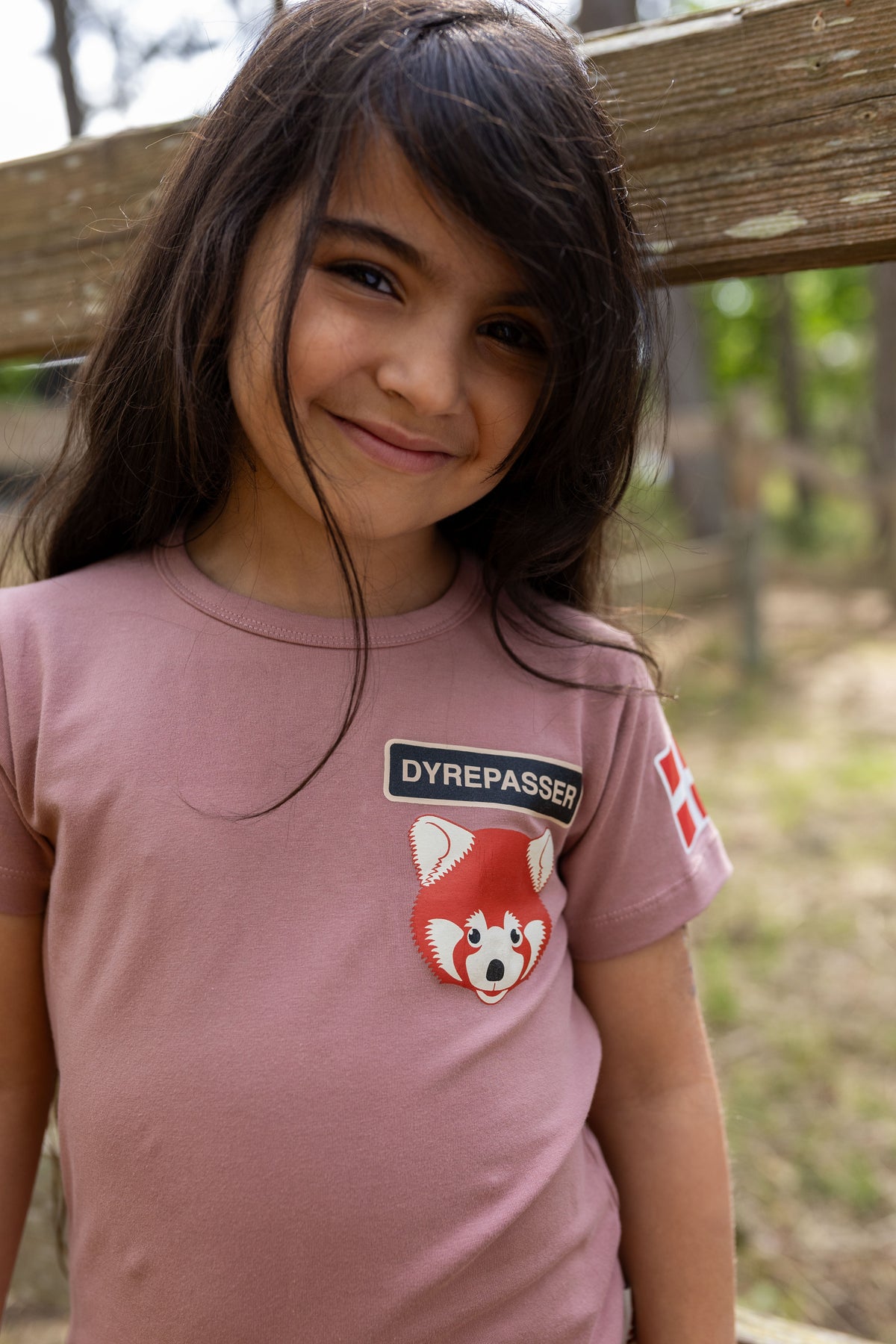 Sød dyrepasser t-shirt til børn med print af rød panda