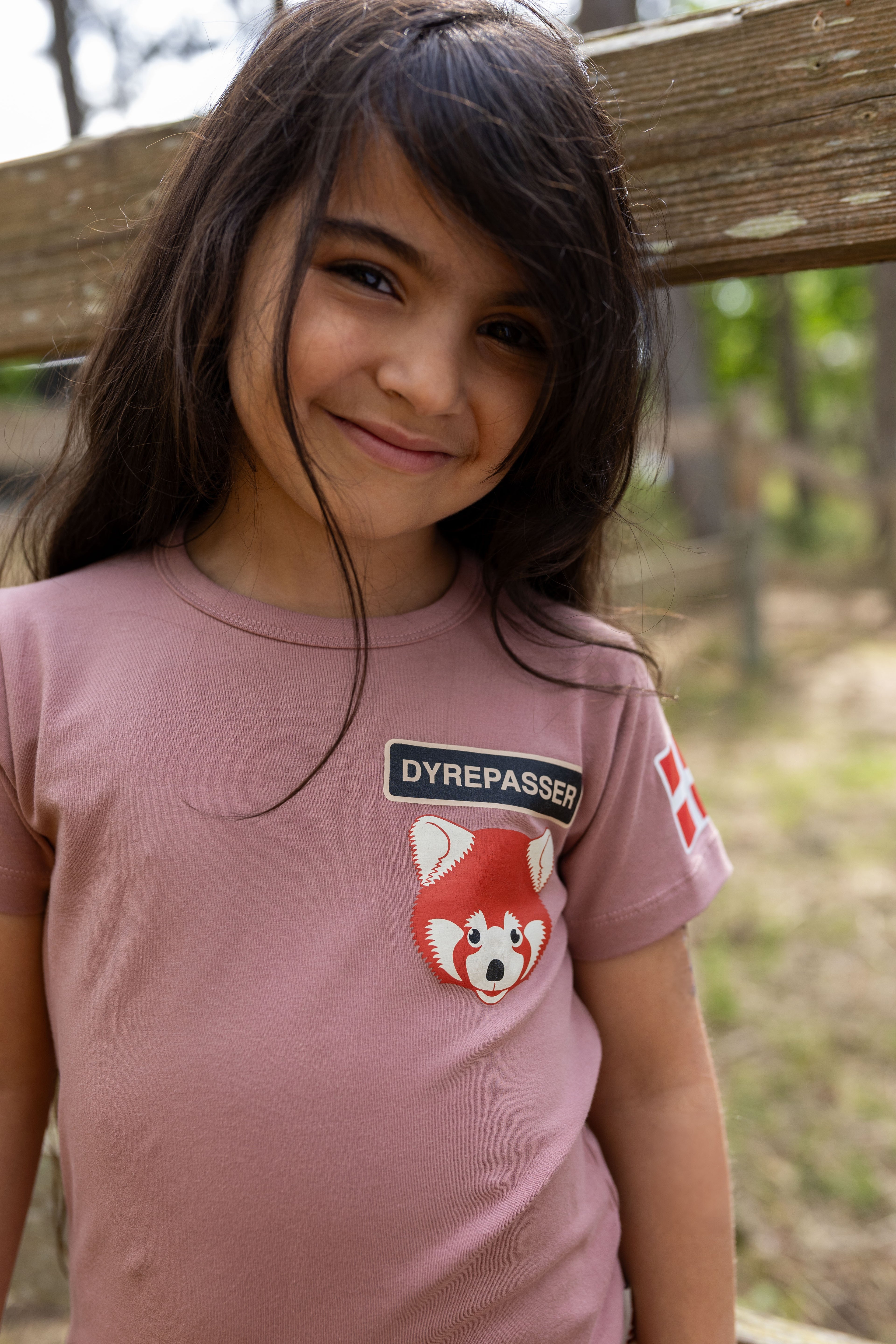 Sød dyrepasser t-shirt til børn med print af rød panda