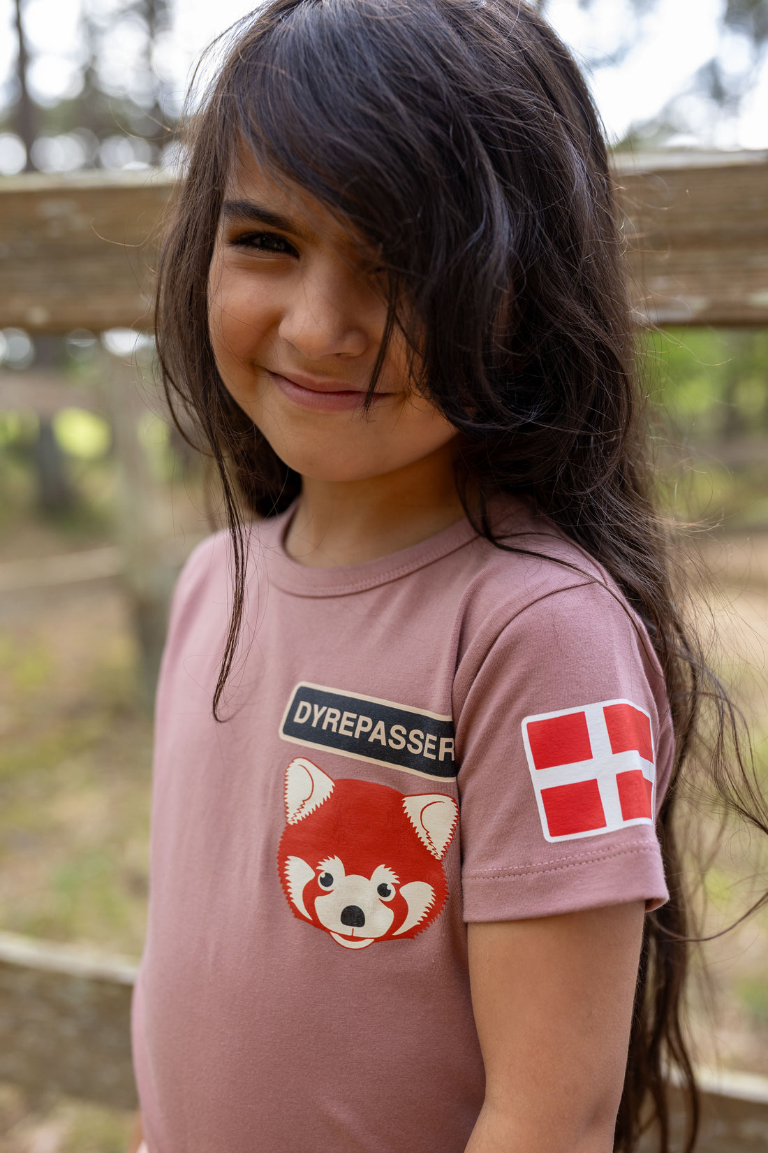Sød dyrepasser t-shirt til børn med print af rød panda