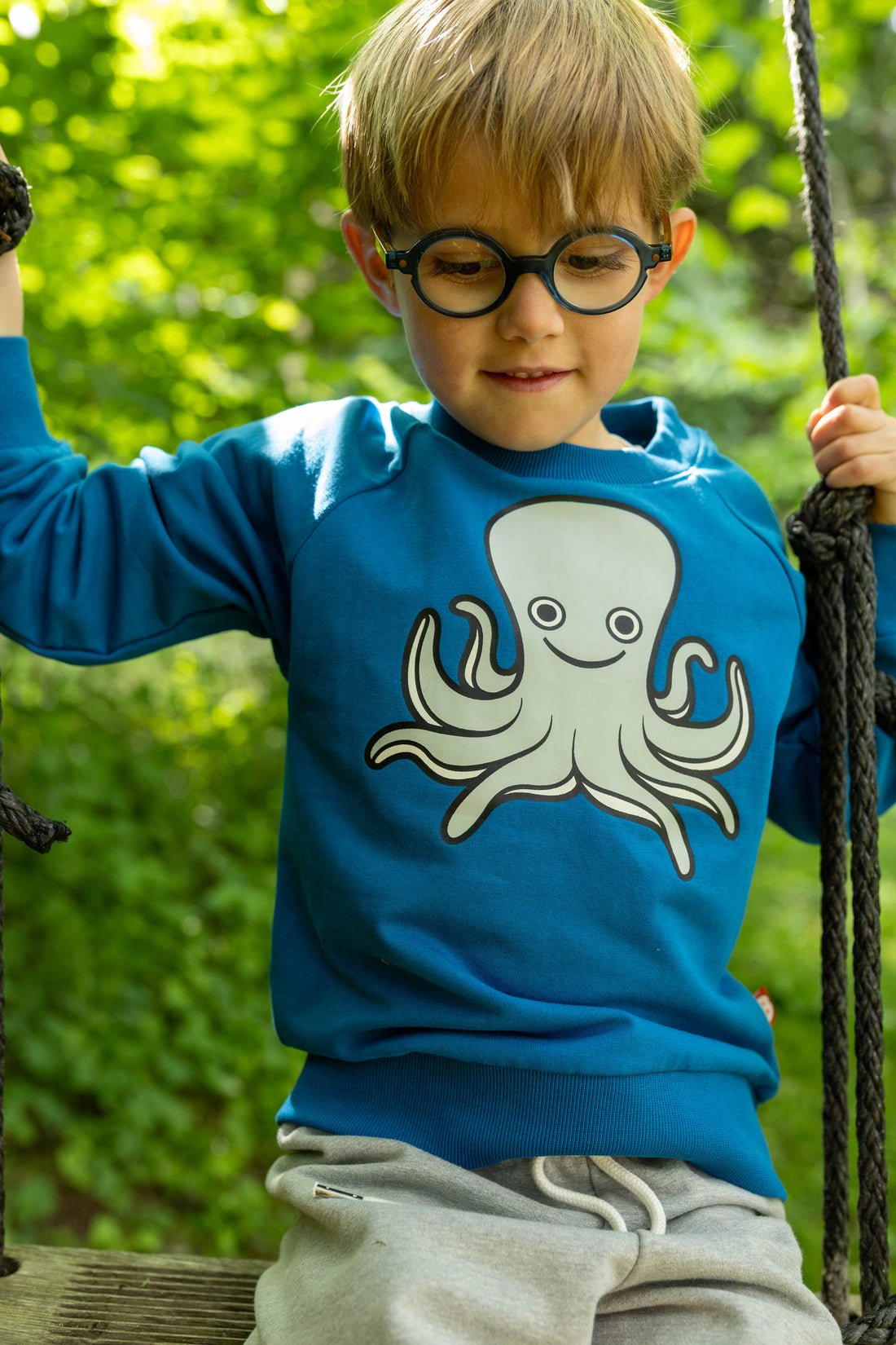 Skøn blå sweatshirt til børn med print af sød blæksprutte