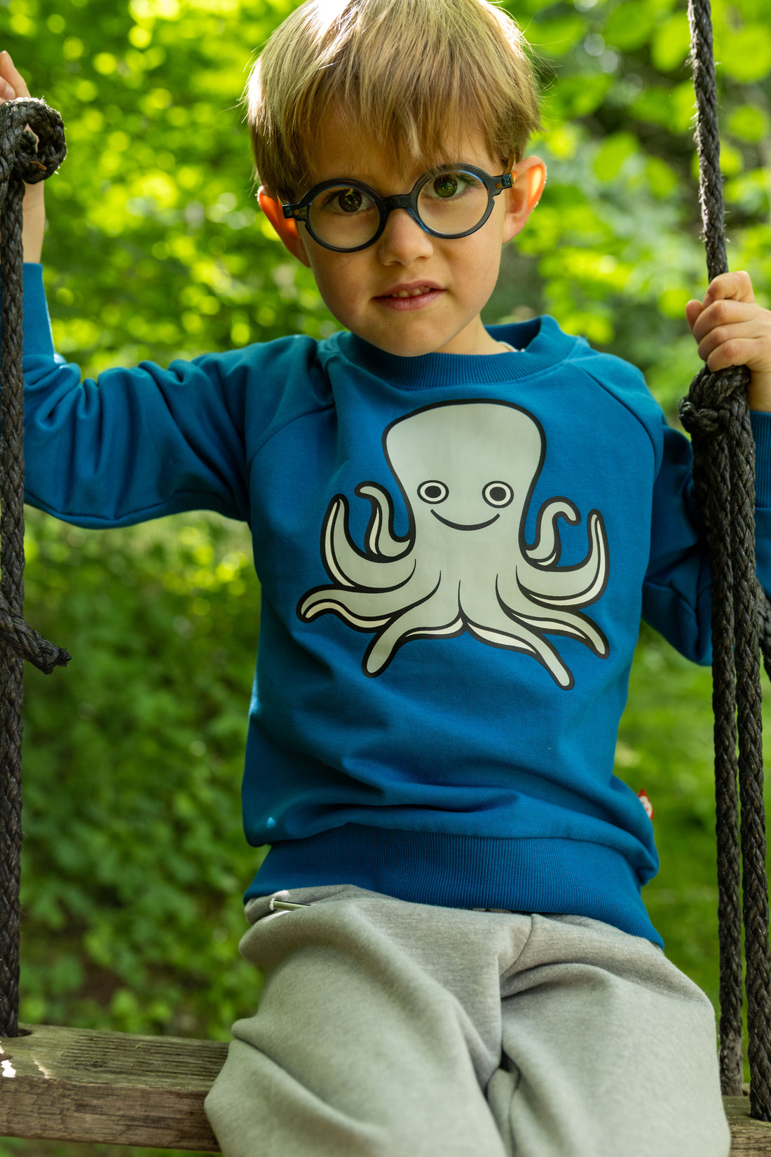 Skøn blå sweatshirt til børn med print af sød blæksprutte
