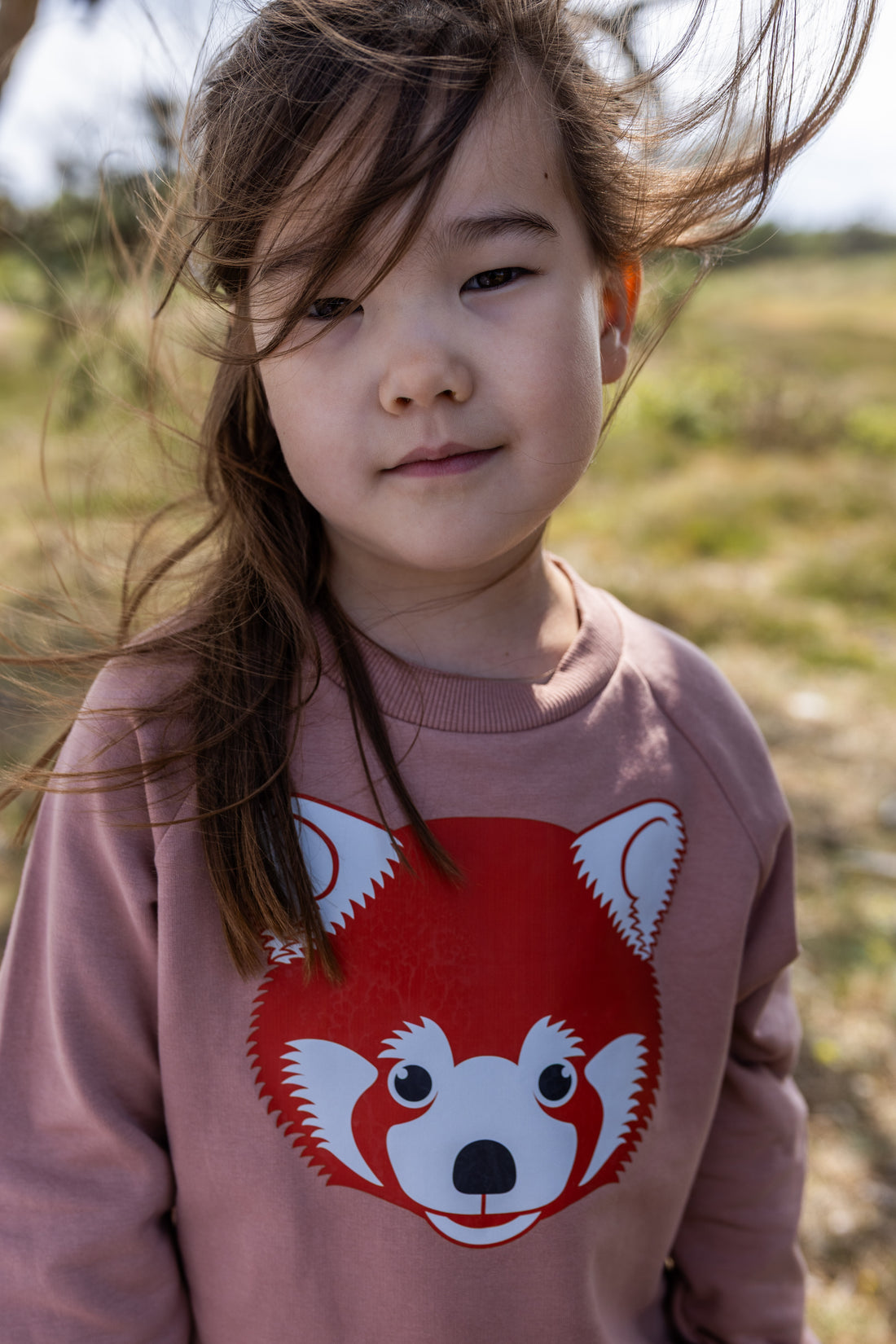 Skøn støvet rosa sweatshirt til børn med print af rød panda