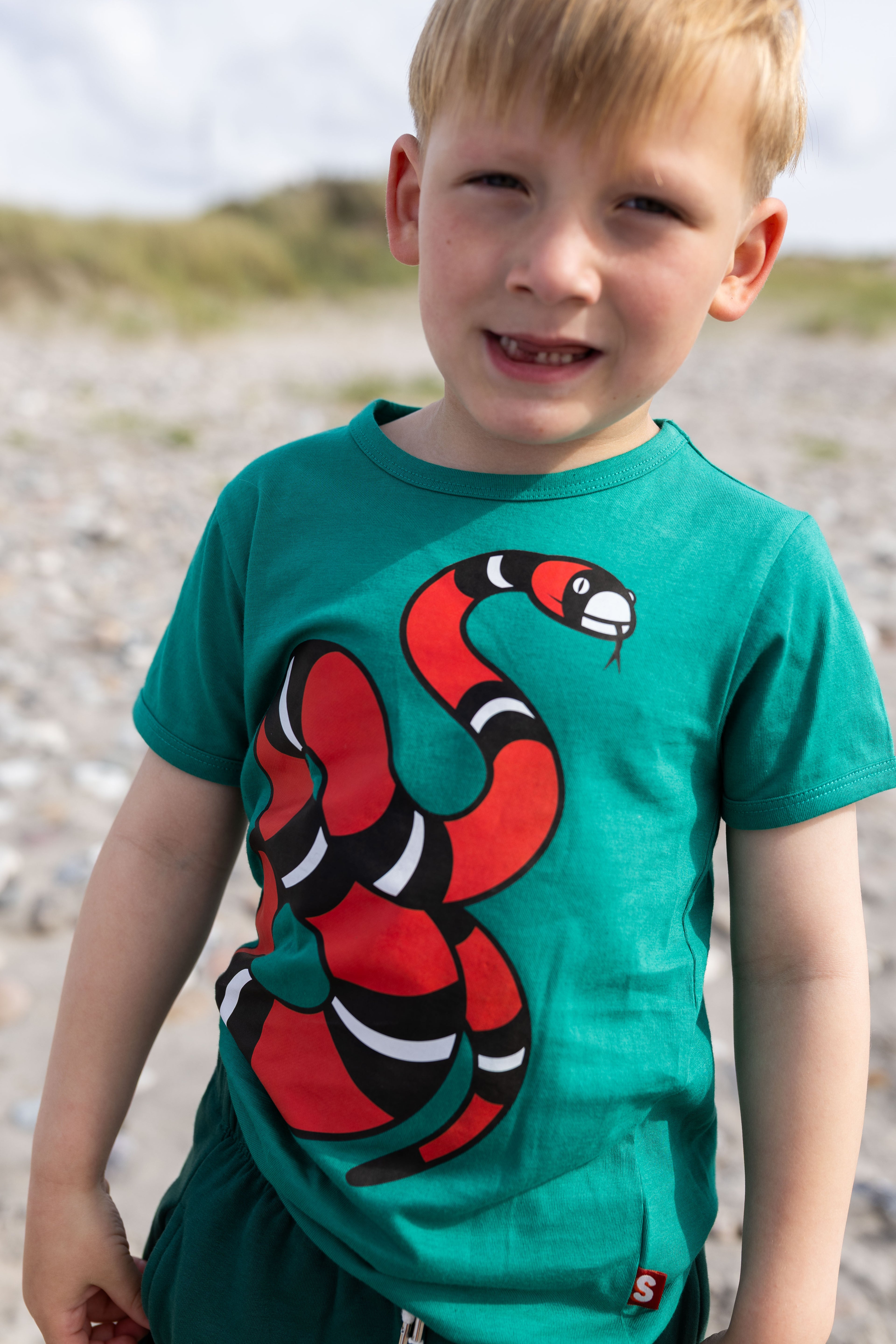 Grøn t-shirt med slang.