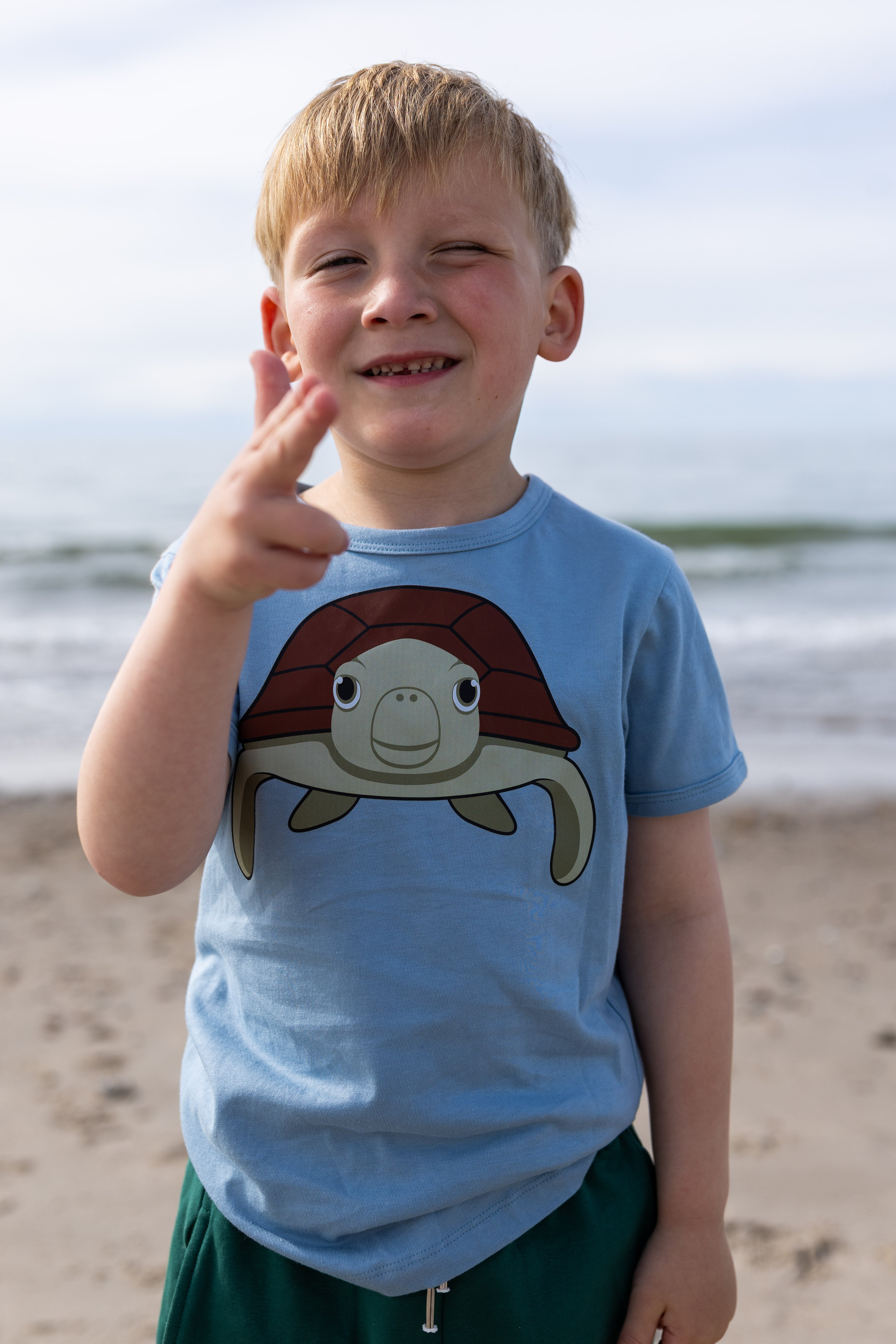 Lyseblå t-shirt med havskildpadde.